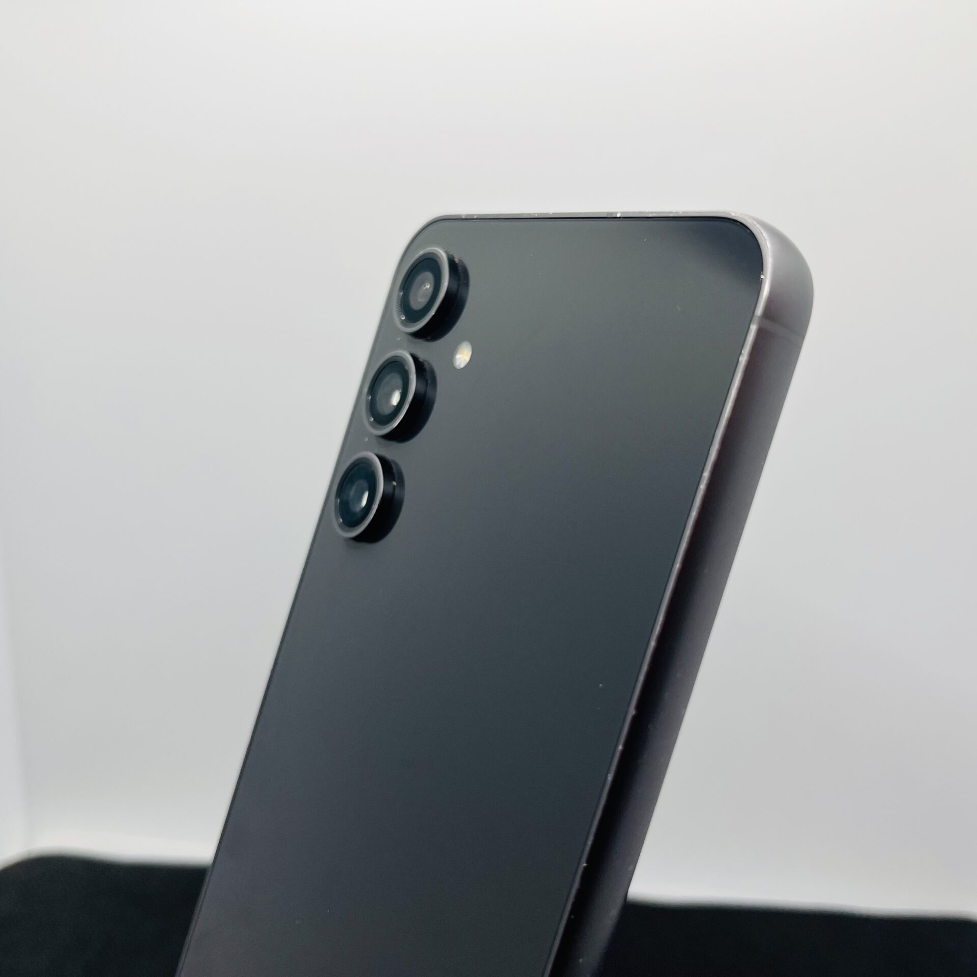 Samsung Galaxy S23 FE 256GB Graphite – (Grade B) - Image 9