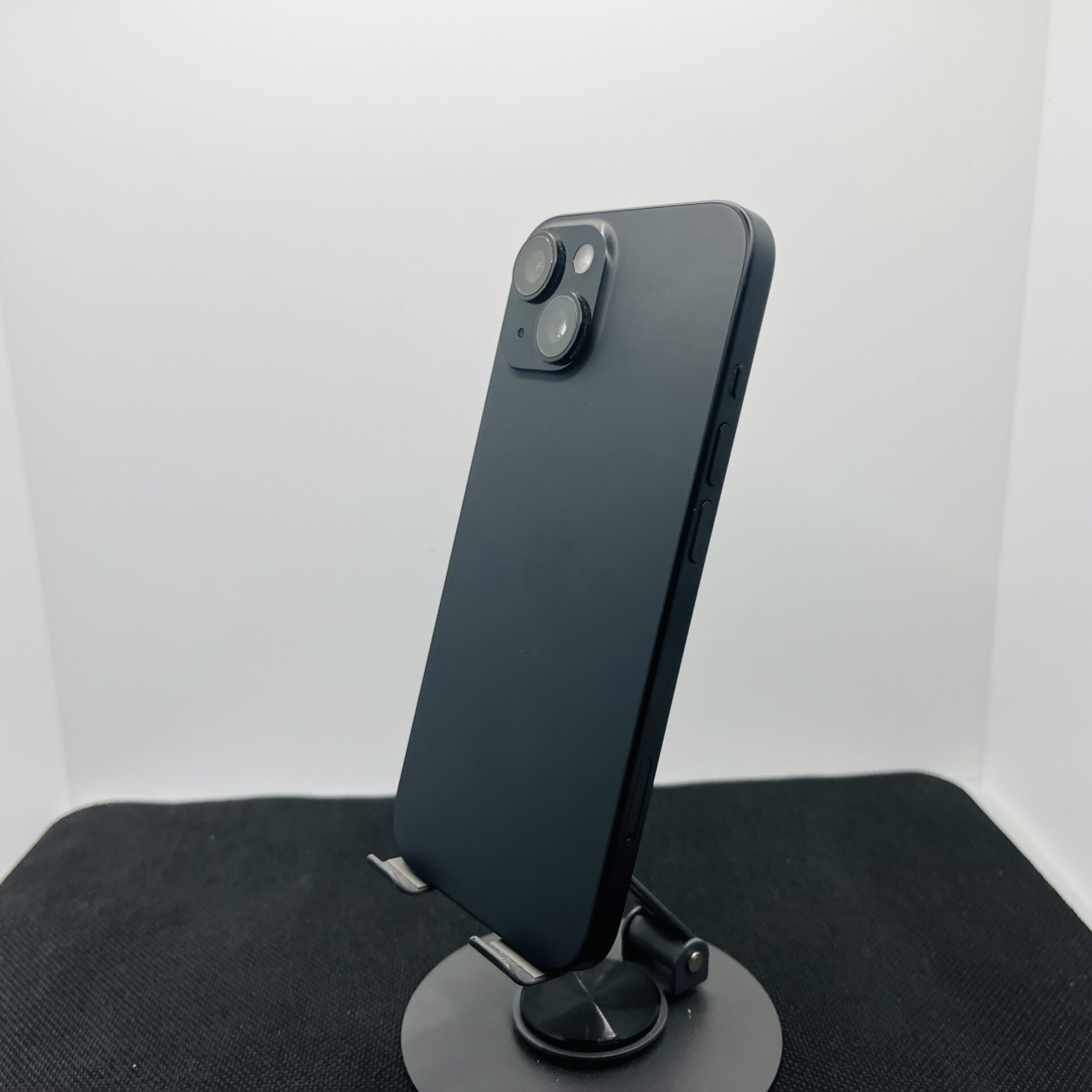 Apple iPhone 15 128GB Black – (Grade B) - Image 4