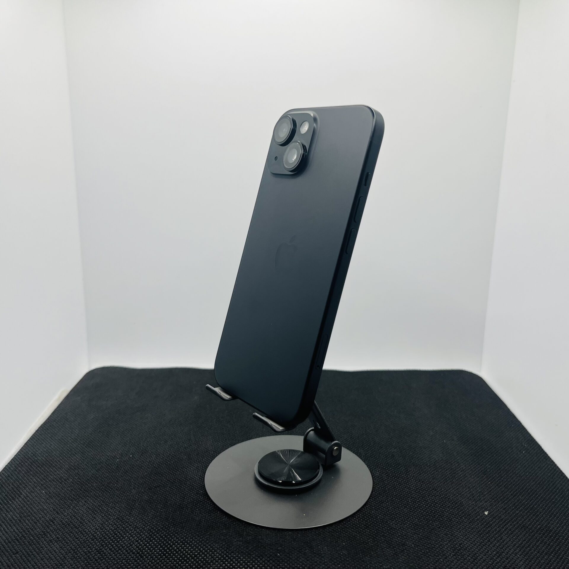 Apple iPhone 15 128GB Black – (Grade B) - Image 4