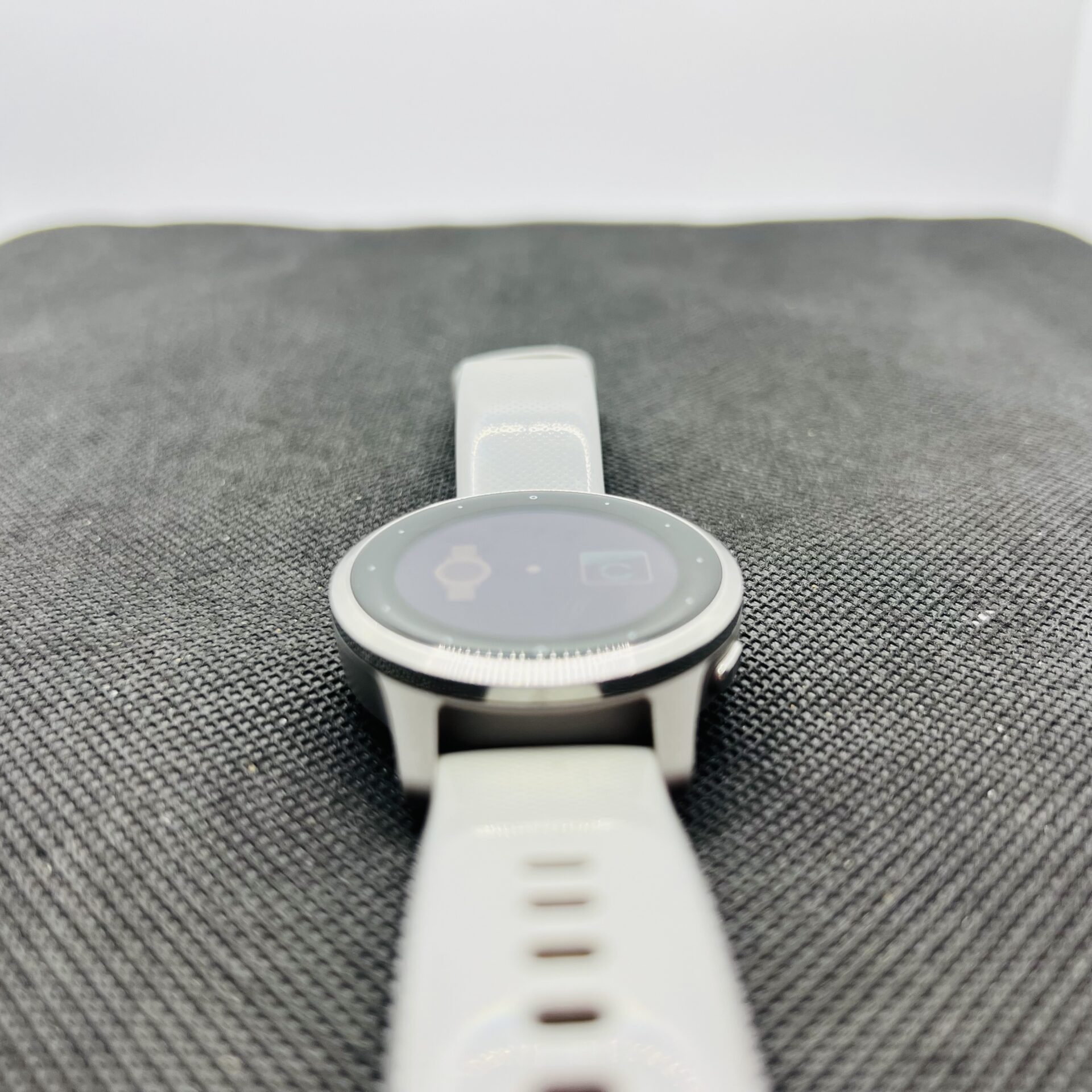 Garmin Vivoactive 4s Grey – (Grade B) - Image 2