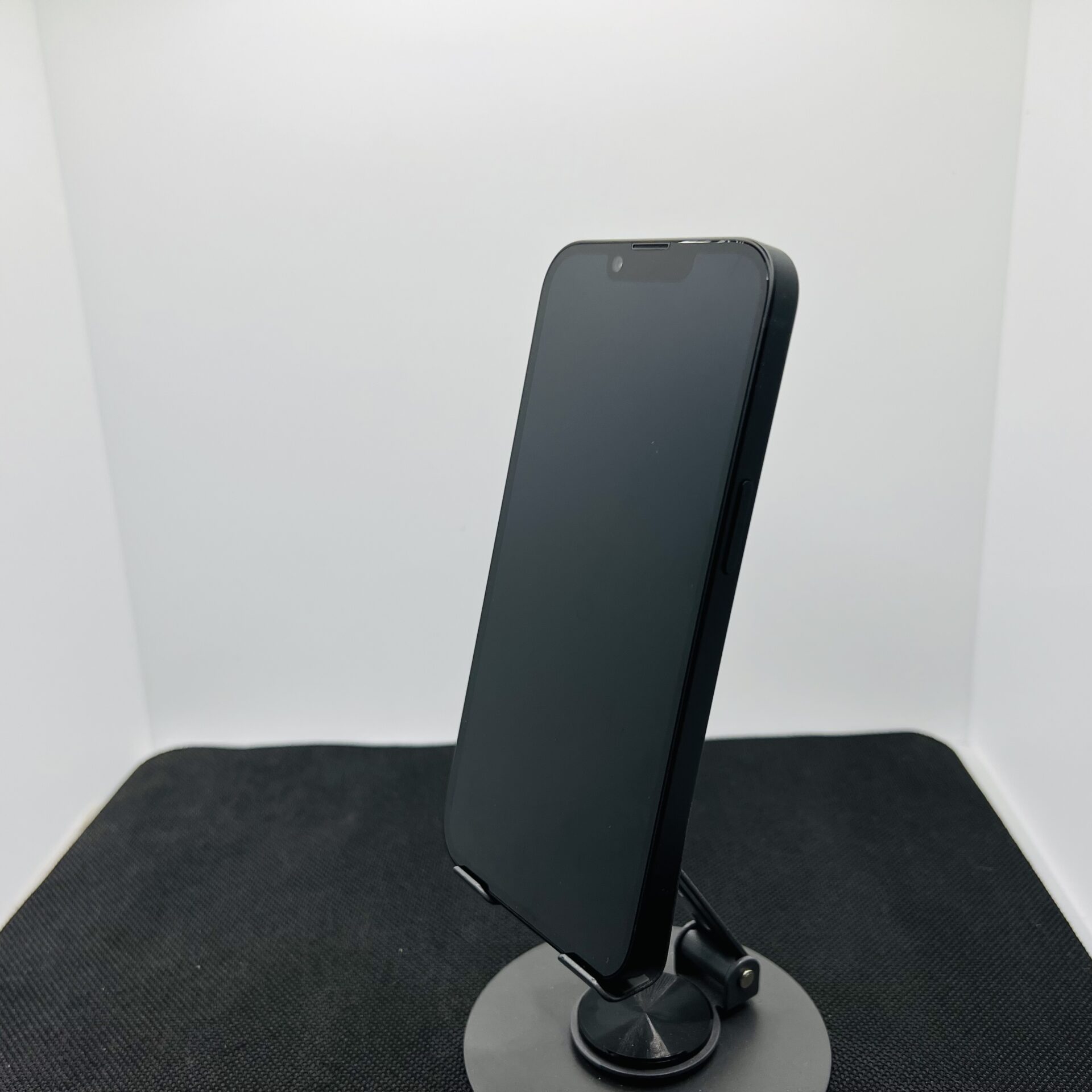 Apple iPhone 16e 128GB Black – (Grade A) - Image 7