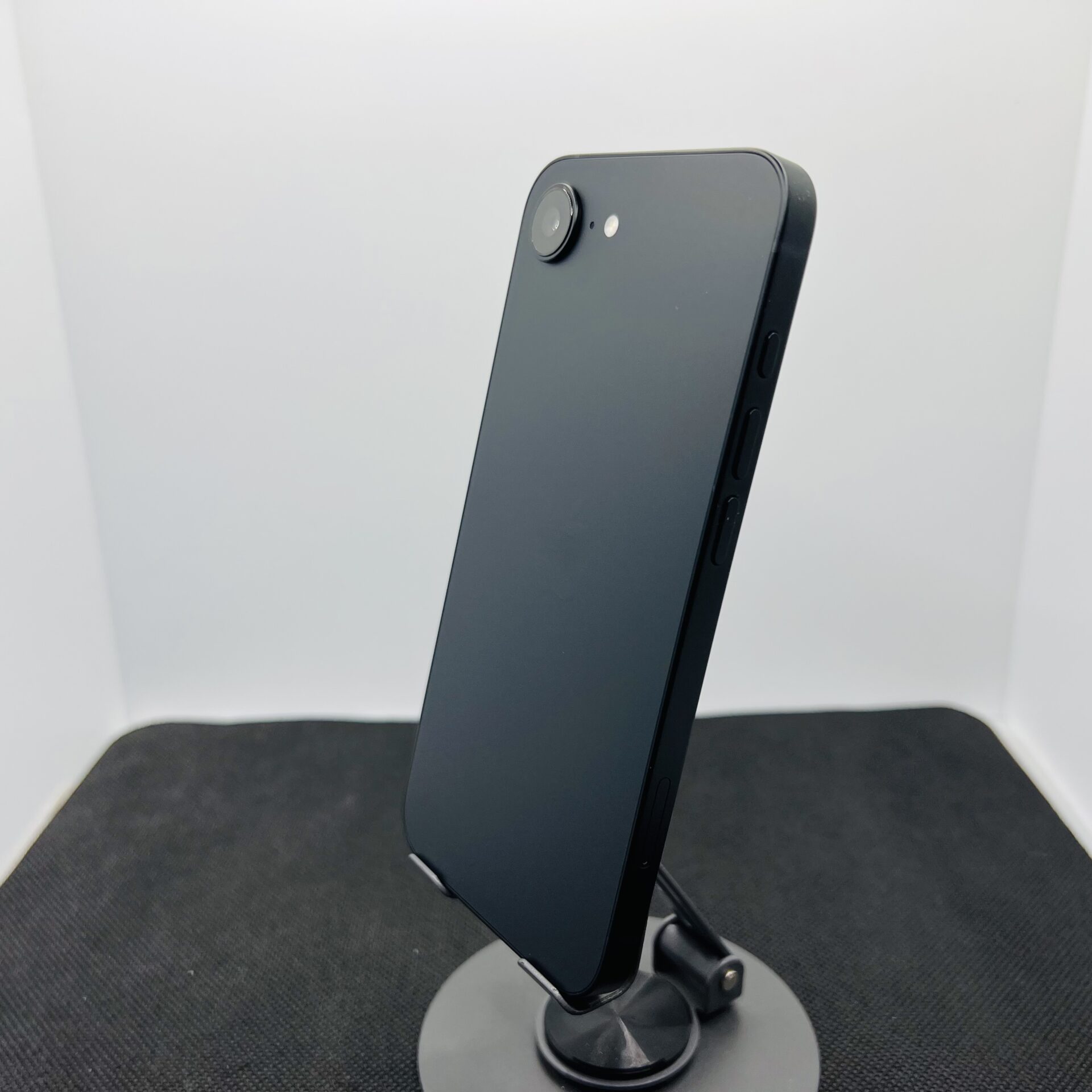 Apple iPhone 16e 128GB Black – (Grade A) - Image 8