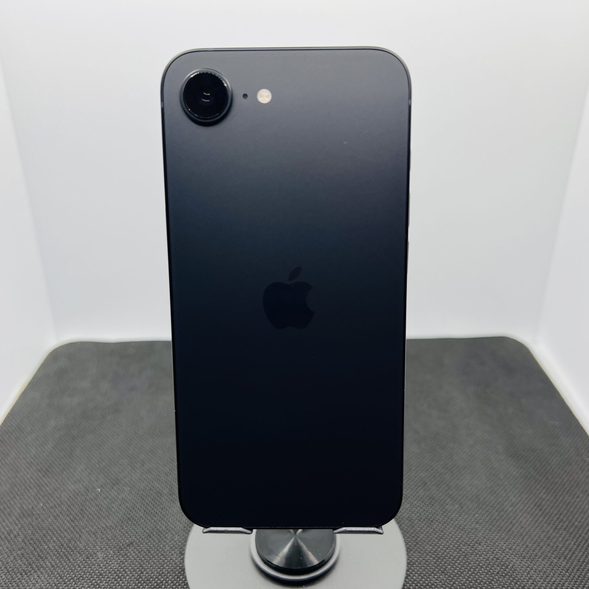 Apple iPhone 16e 128GB Black – (Grade A) - Image 9