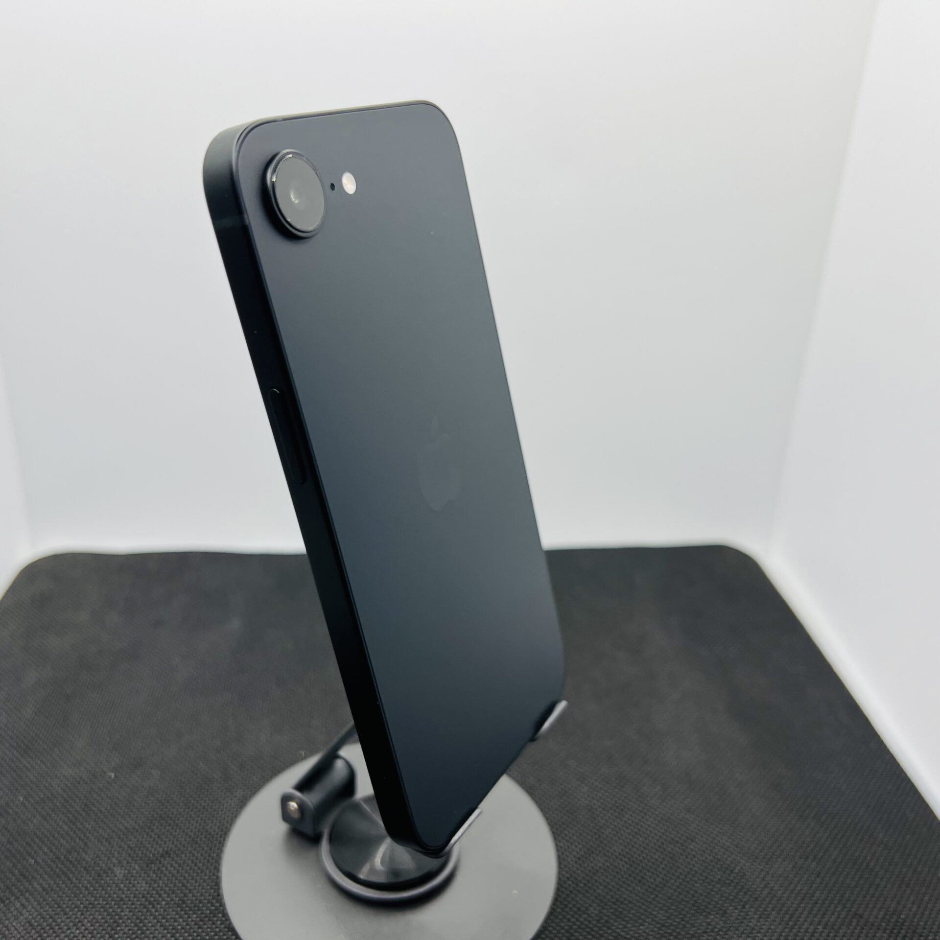 Apple iPhone 16e 128GB Black – (Grade A) - Image 11