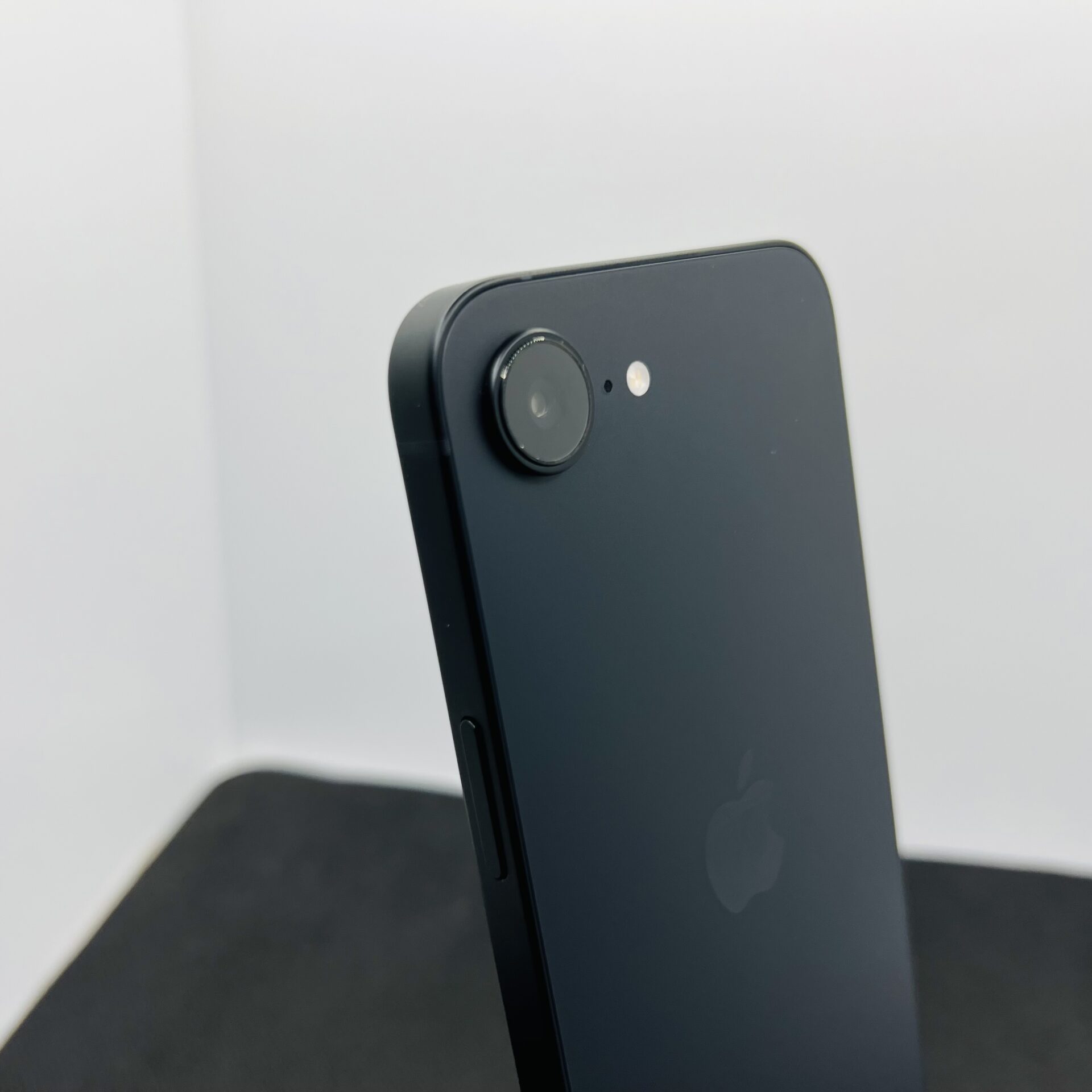Apple iPhone 16e 128GB Black – (Grade A) - Image 10