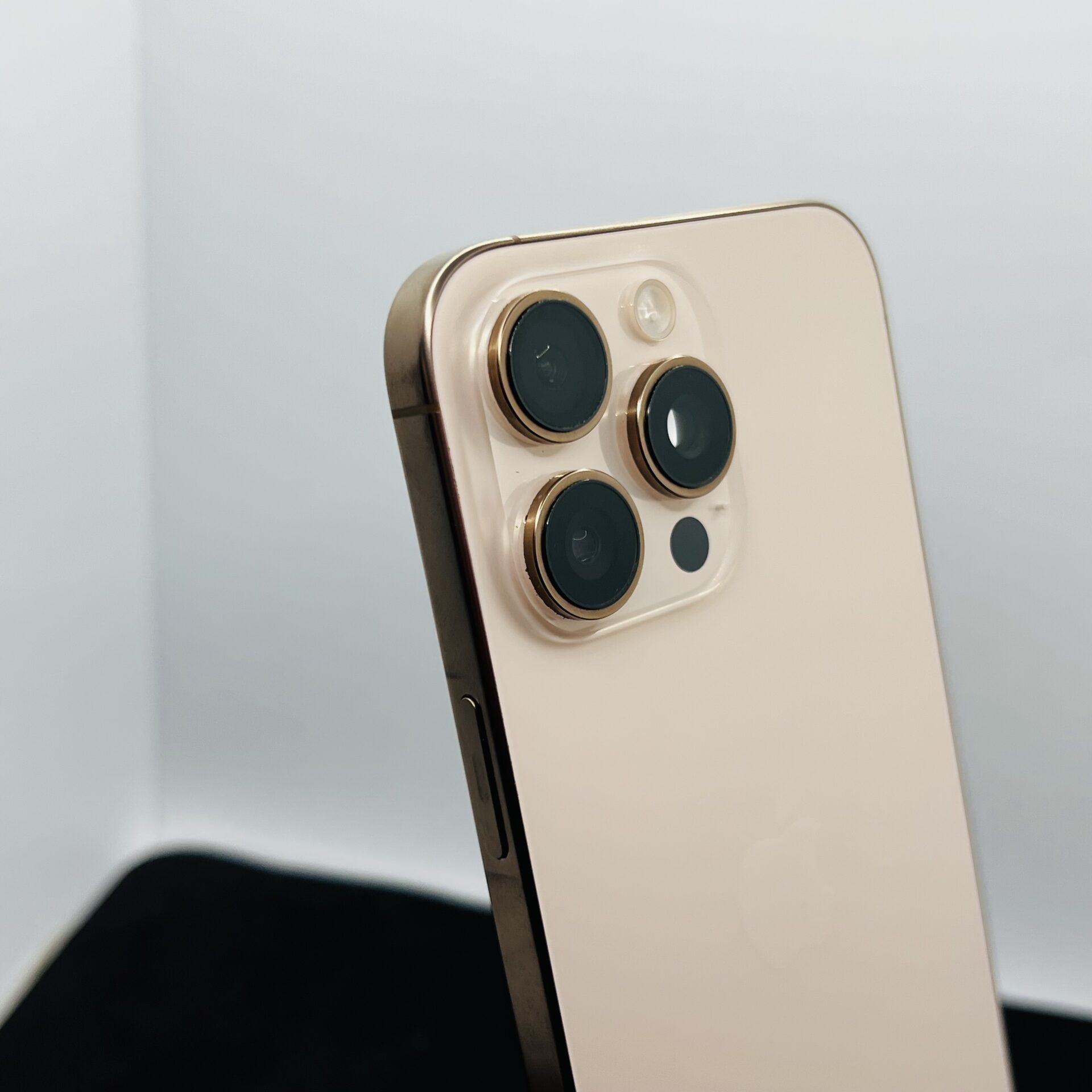 Apple iPhone 16 Pro Max 256GB Desert Titanium – (Grade B) - Image 11
