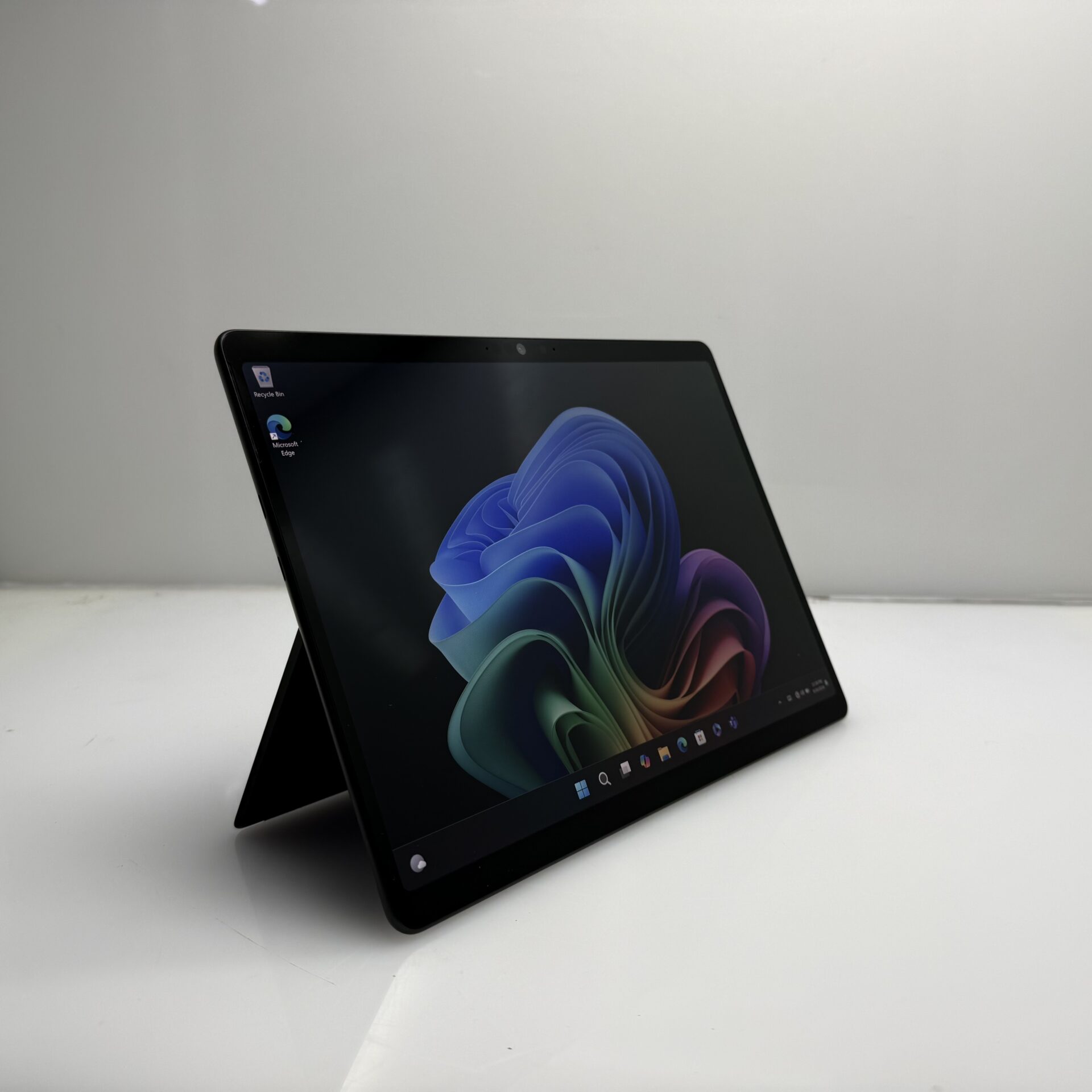 Microsoft Surface Pro 11th Edition 3.40GHz 16GB RAM 1TB SSD Black – (Grade B) - Image 2