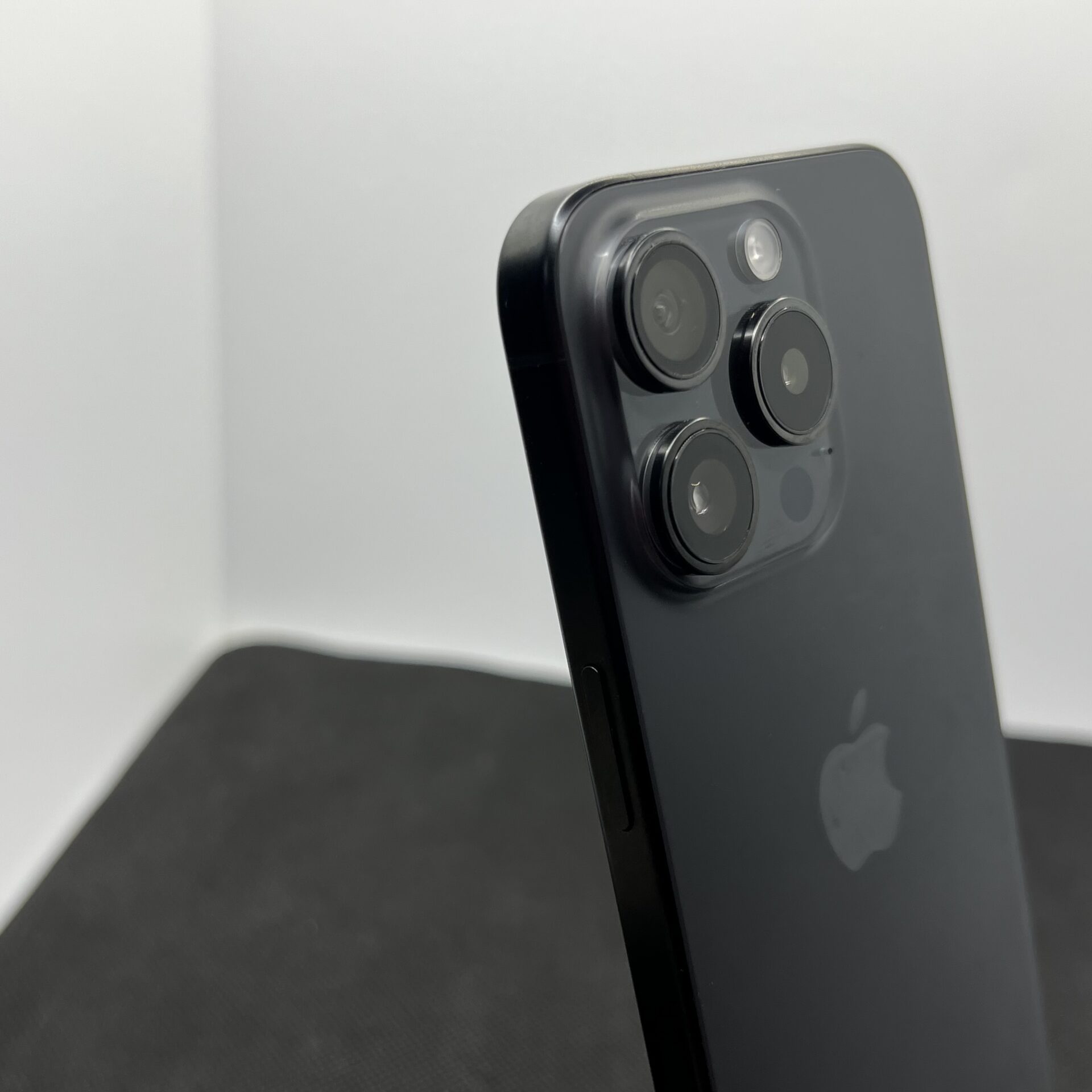 Apple iPhone 15 Pro 256GB Black Titanium – (Grade B) - Image 11