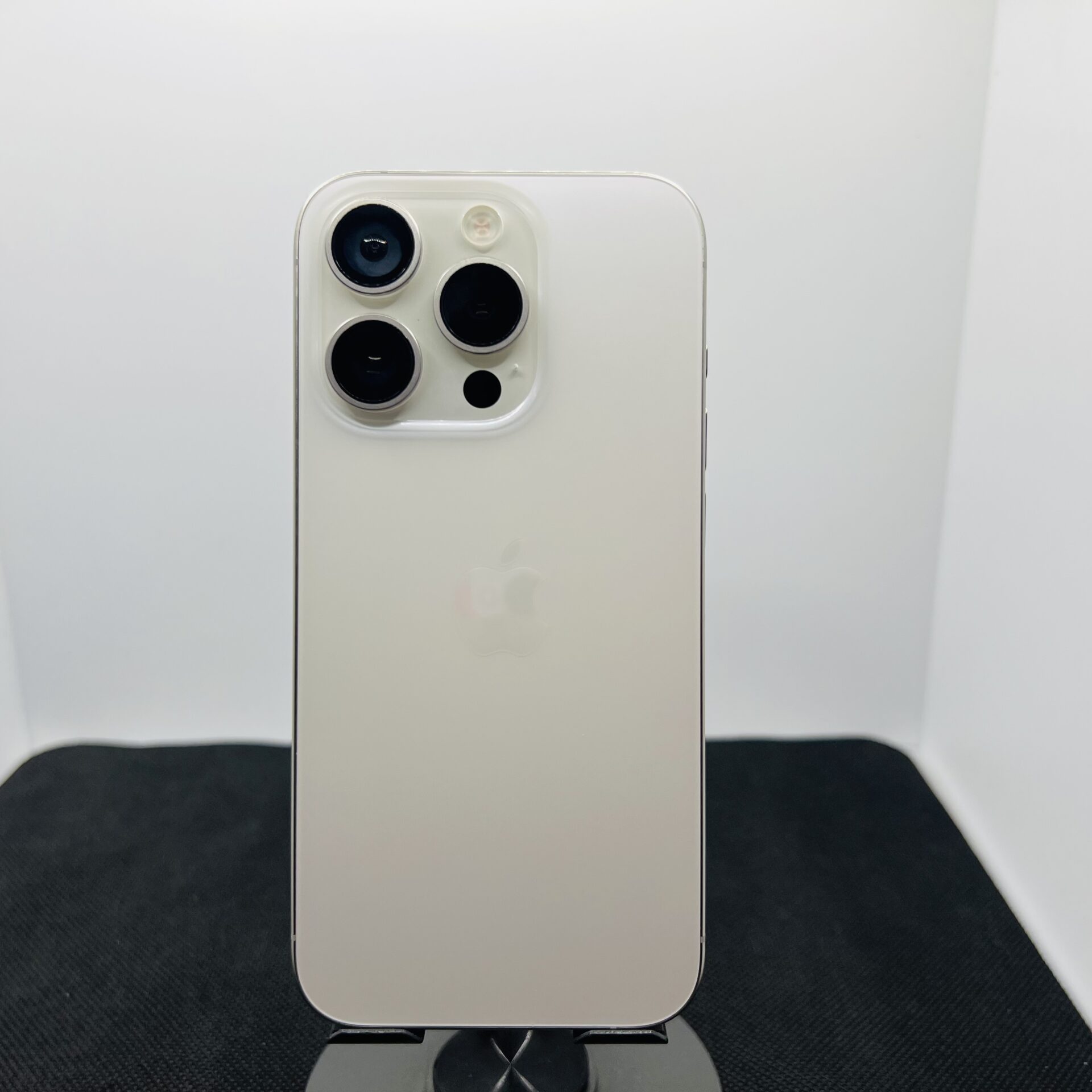 Apple iPhone 15 Pro 256GB White Titanium – (Grade B) - Image 8