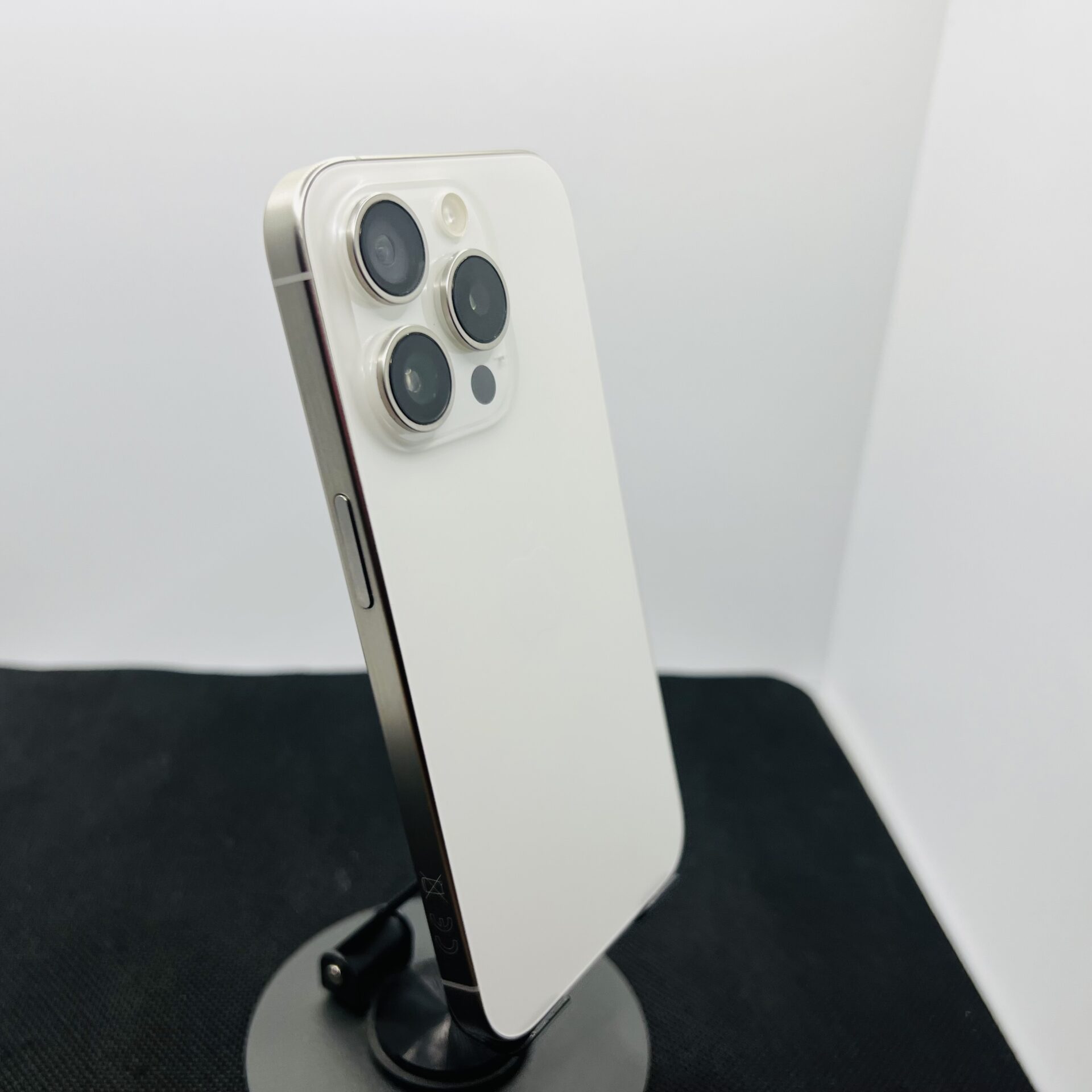 Apple iPhone 15 Pro 256GB White Titanium – (Grade B) - Image 9
