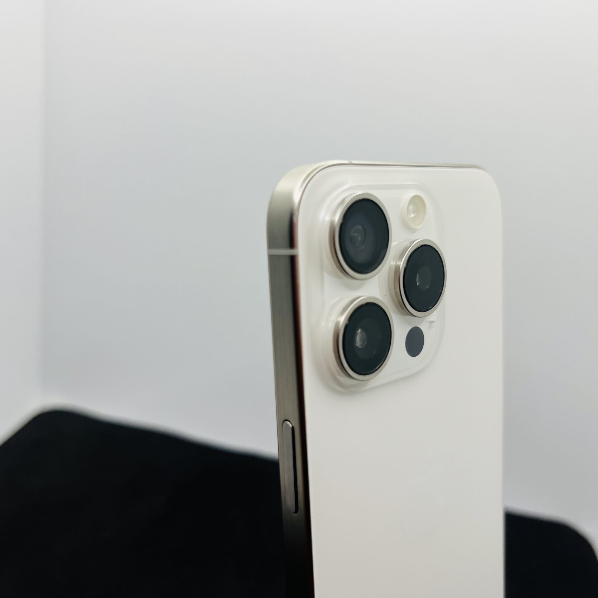 Apple iPhone 15 Pro 256GB White Titanium – (Grade B) - Image 10