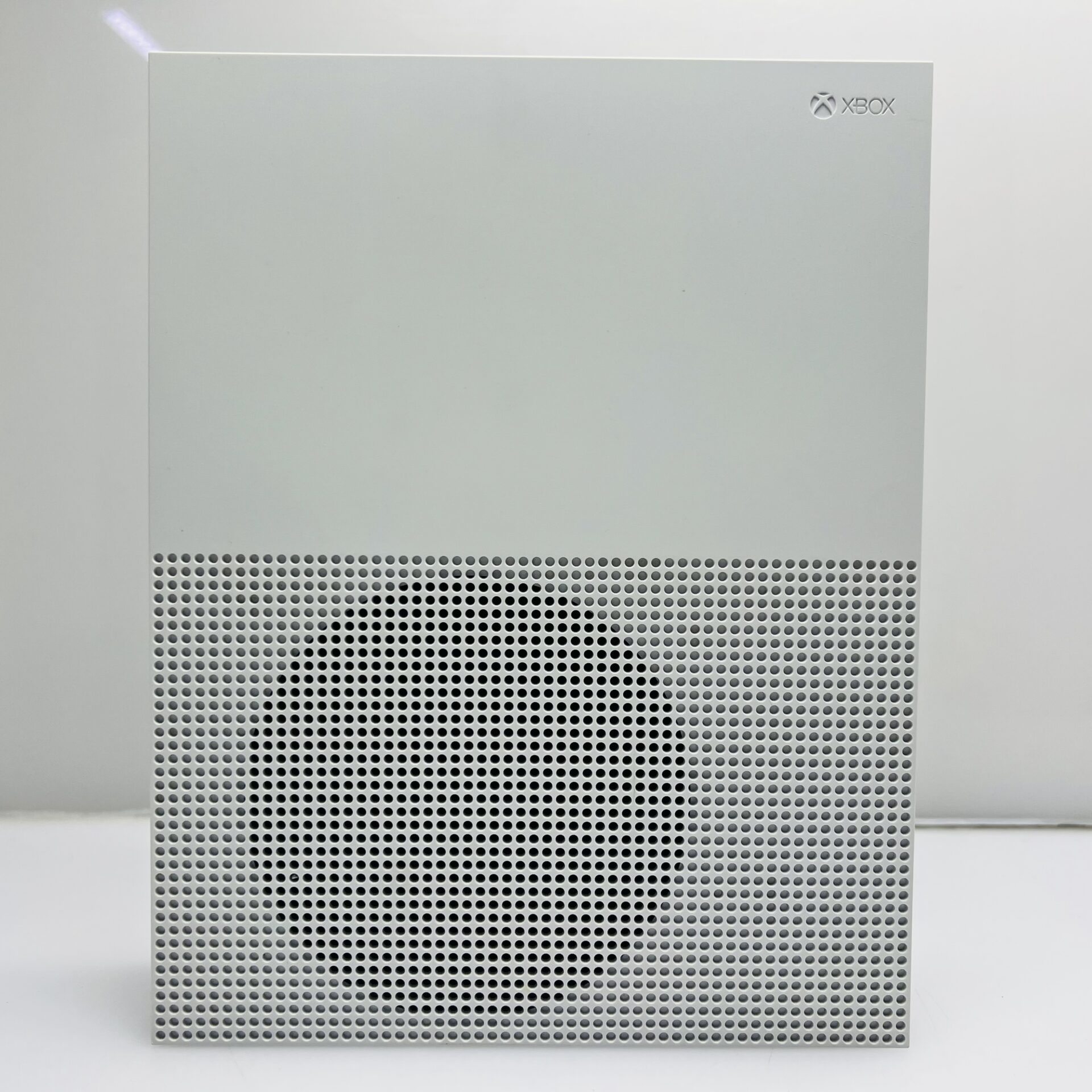 Xbox One S 1TB White + HDMI Cable + Power Cable + 2 Games + 1 Controller (Grade B) - Image 2