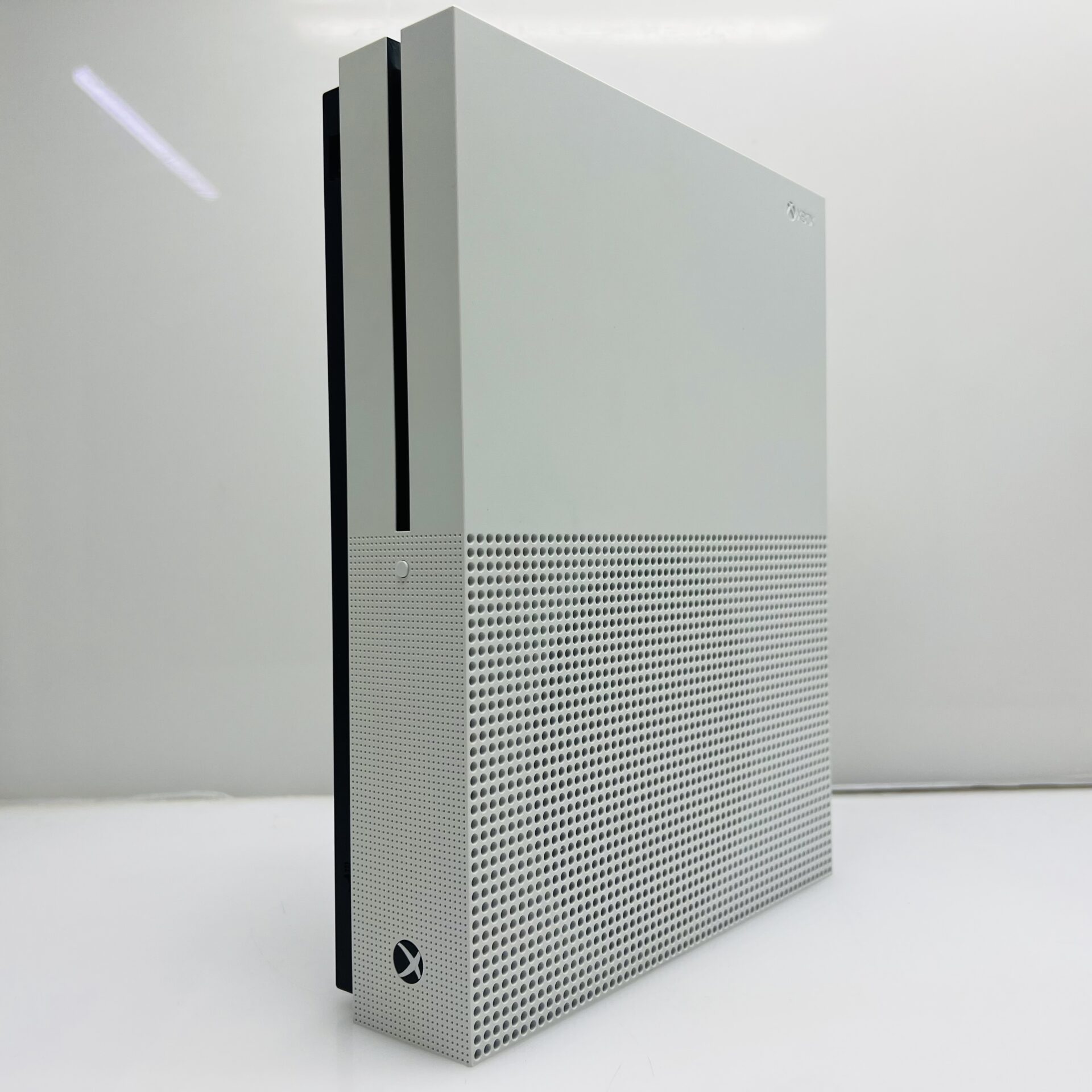 Xbox One S 1TB White + HDMI Cable + Power Cable + 2 Games + 1 Controller (Grade B) - Image 3