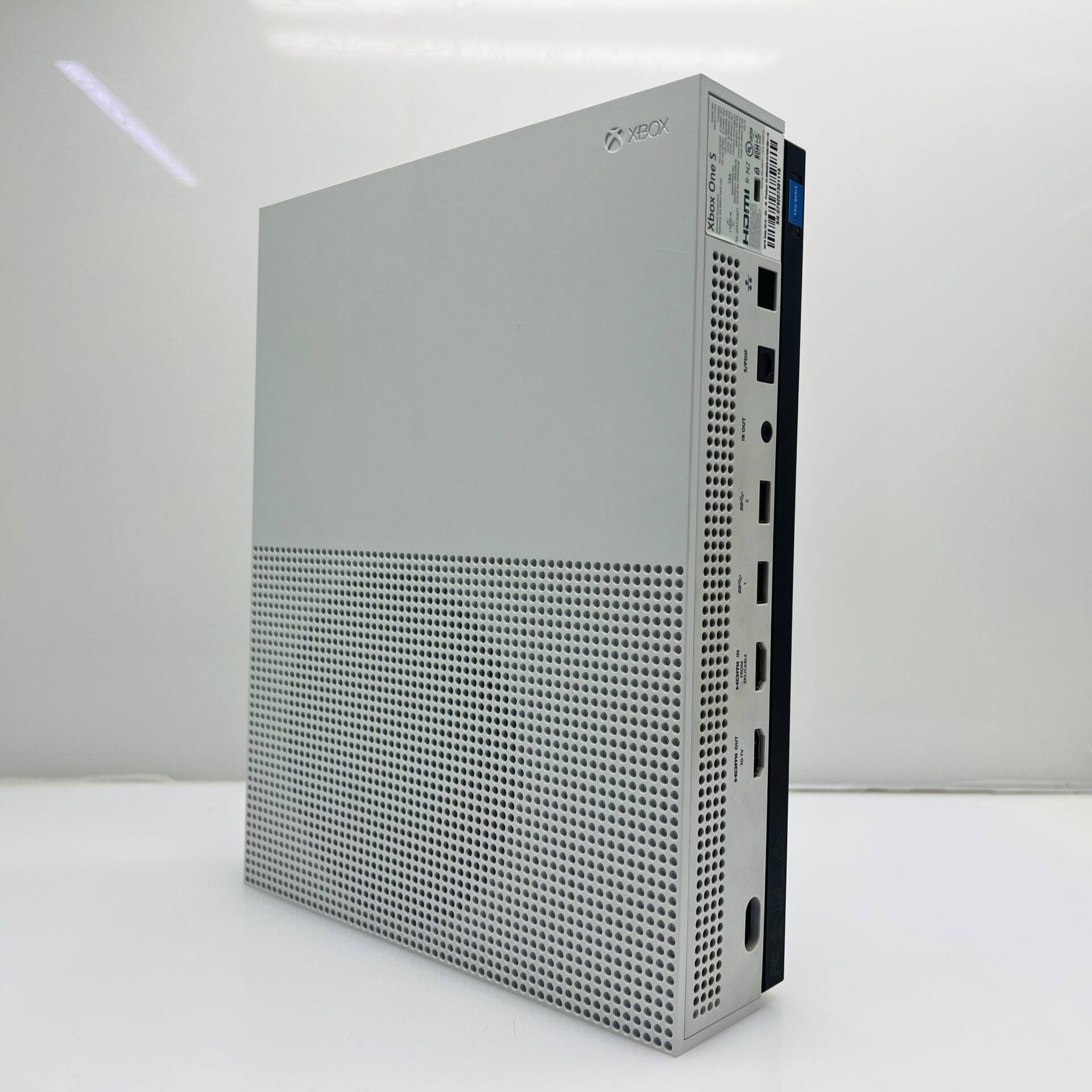 Xbox One S 1TB White + HDMI Cable + Power Cable + 2 Games + 1 Controller (Grade B) - Image 4