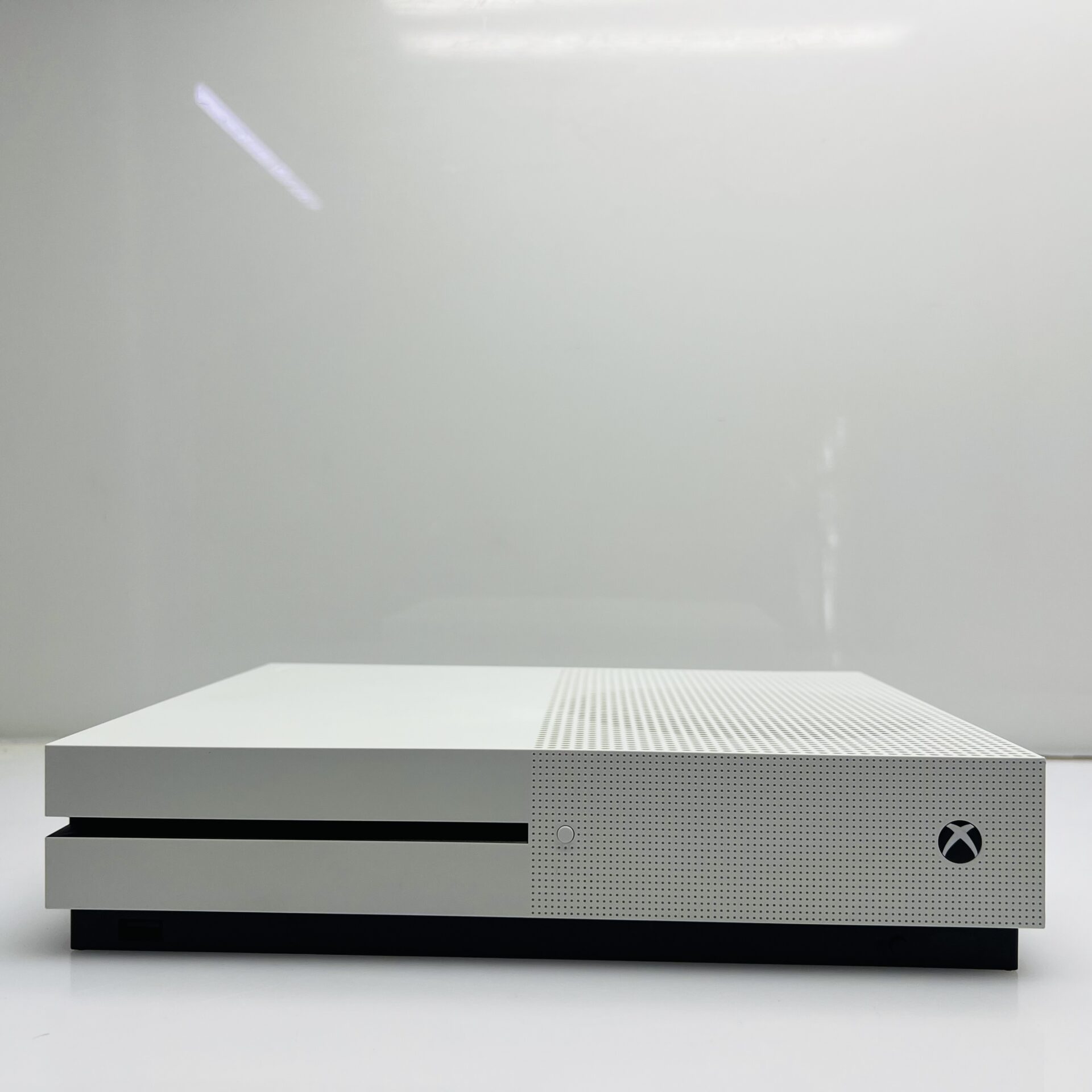 Xbox One S 1TB White + HDMI Cable + Power Cable + 2 Games + 1 Controller (Grade B) - Image 6