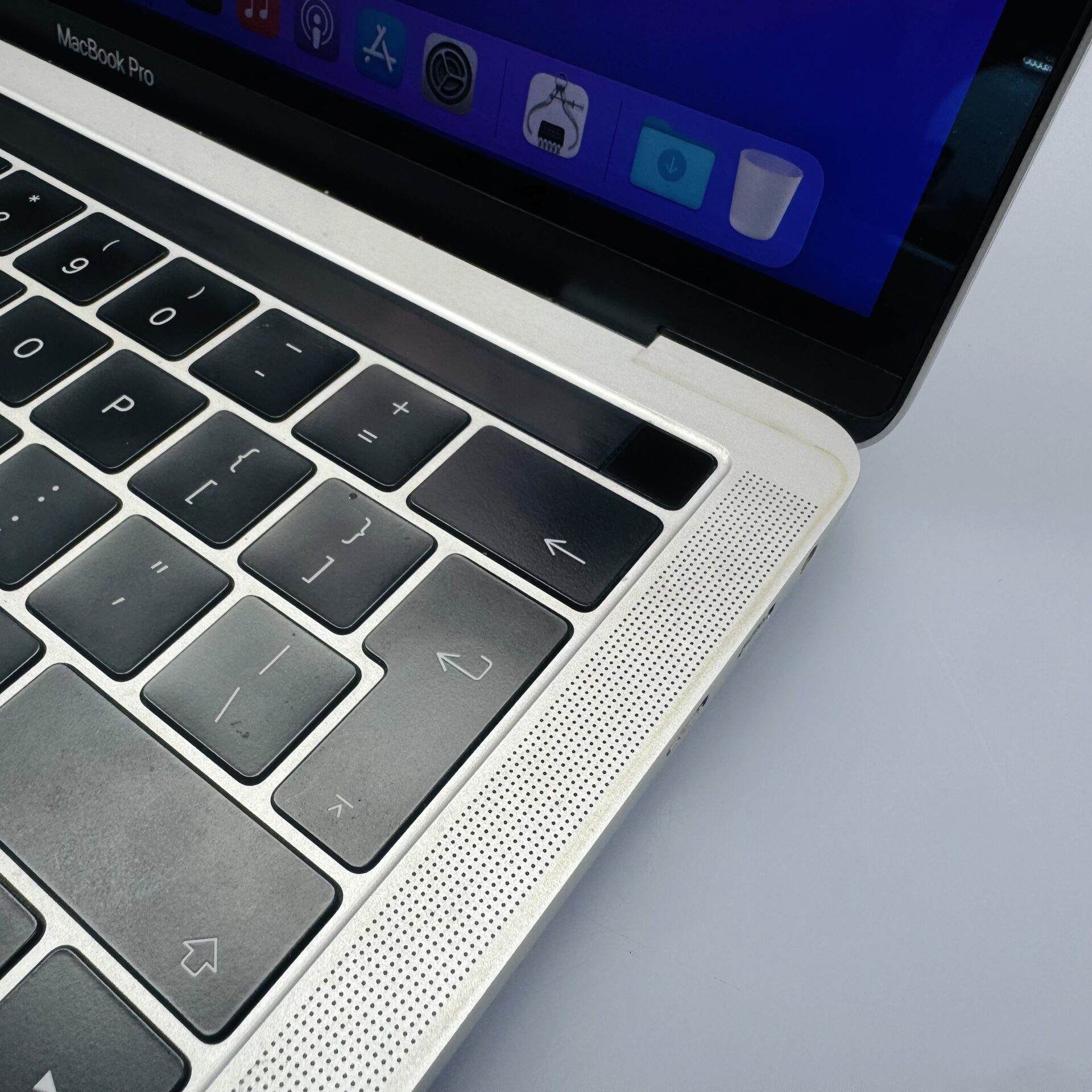 Apple MacBook Pro 13-inch "Core i5" (Mid-2017, Touch Bar) 8GB RAM 512GB SSD Silver - TouchBar Not Working (Condition: Good) - Image 5