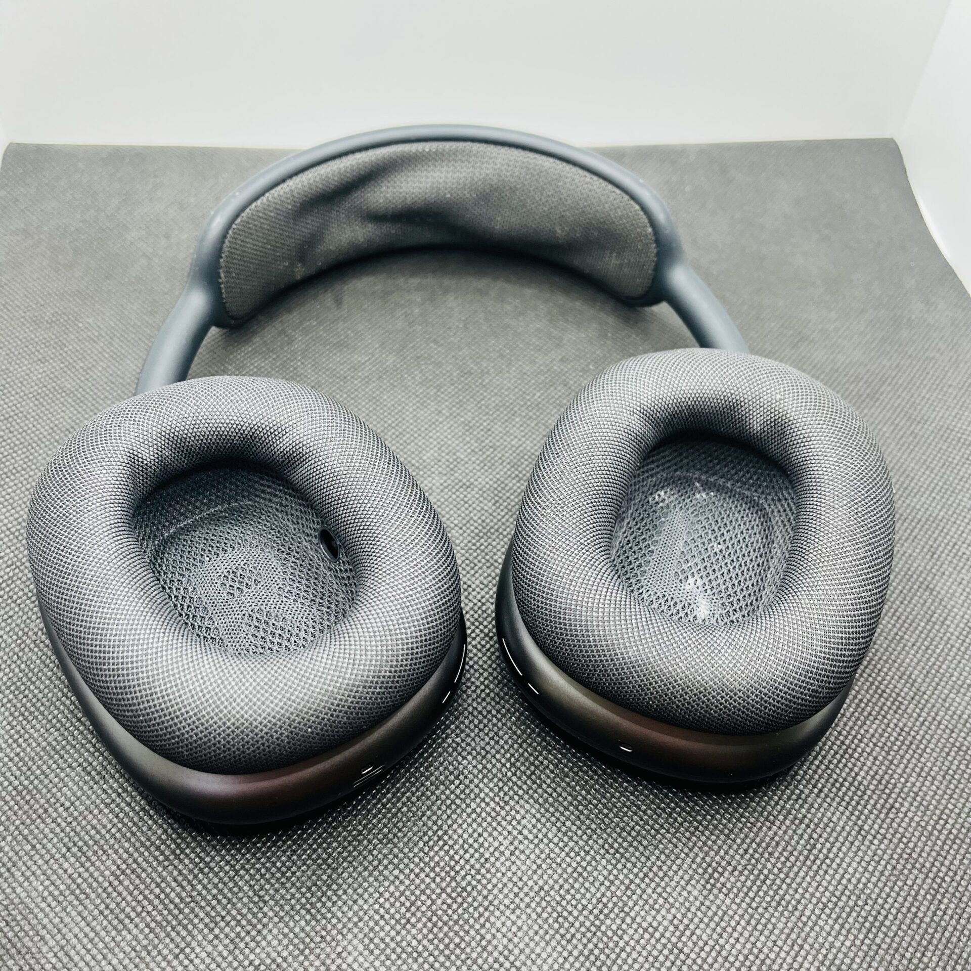 Apple AirPods Max Midnight (Condition: Good) - Image 4