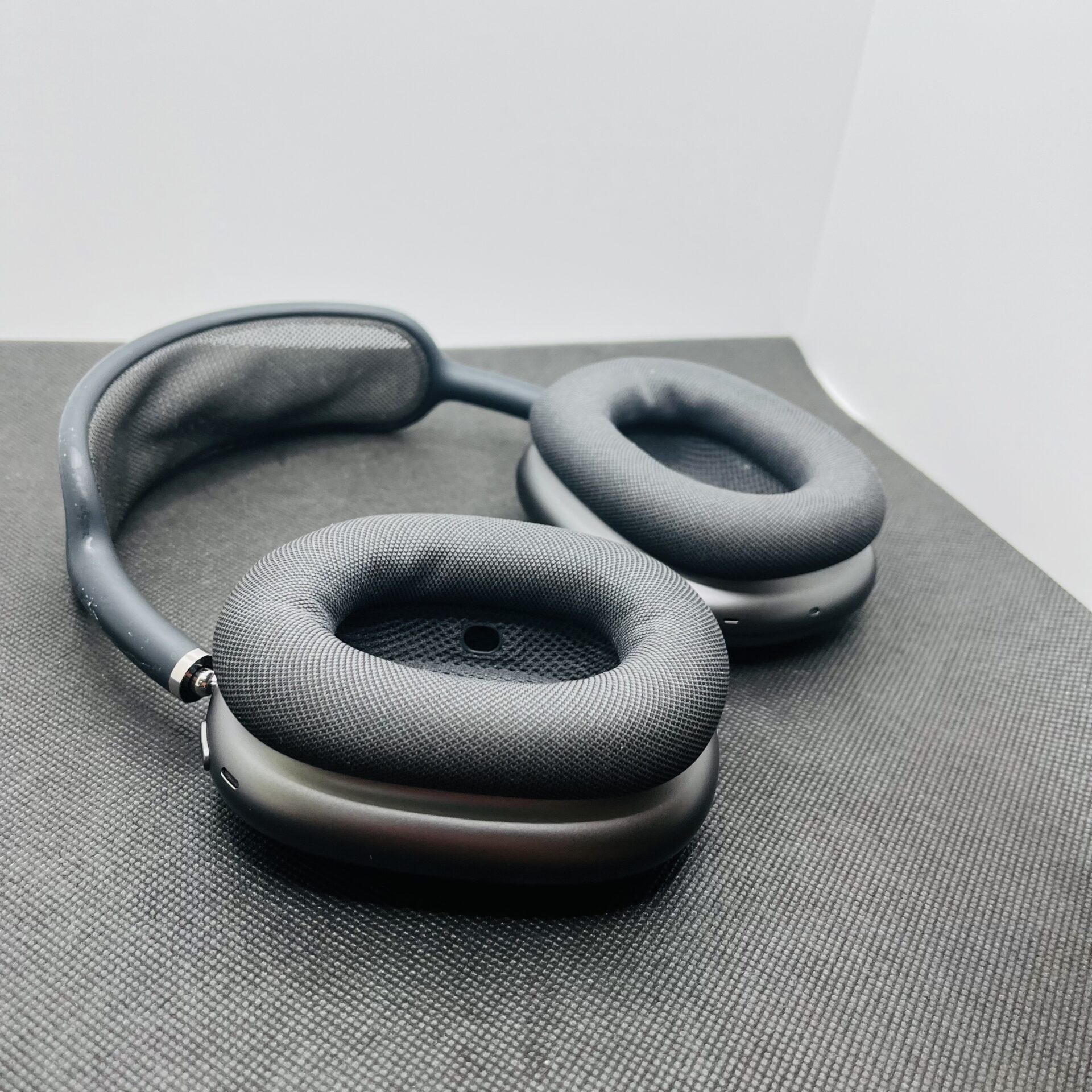 Apple AirPods Max Midnight (Condition: Good) - Image 5