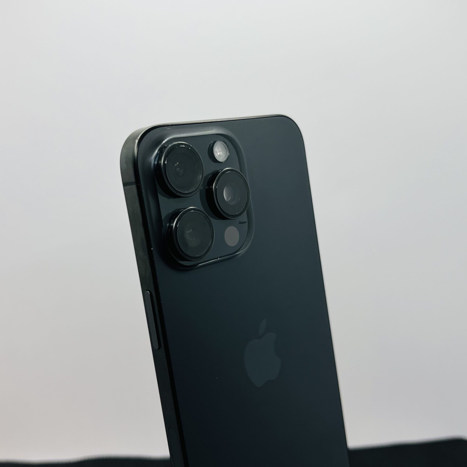 Apple iPhone 15 Pro Max 256GB Black Titanium - Face ID Not Working And eSIM Only (Condition: Good) - Image 9