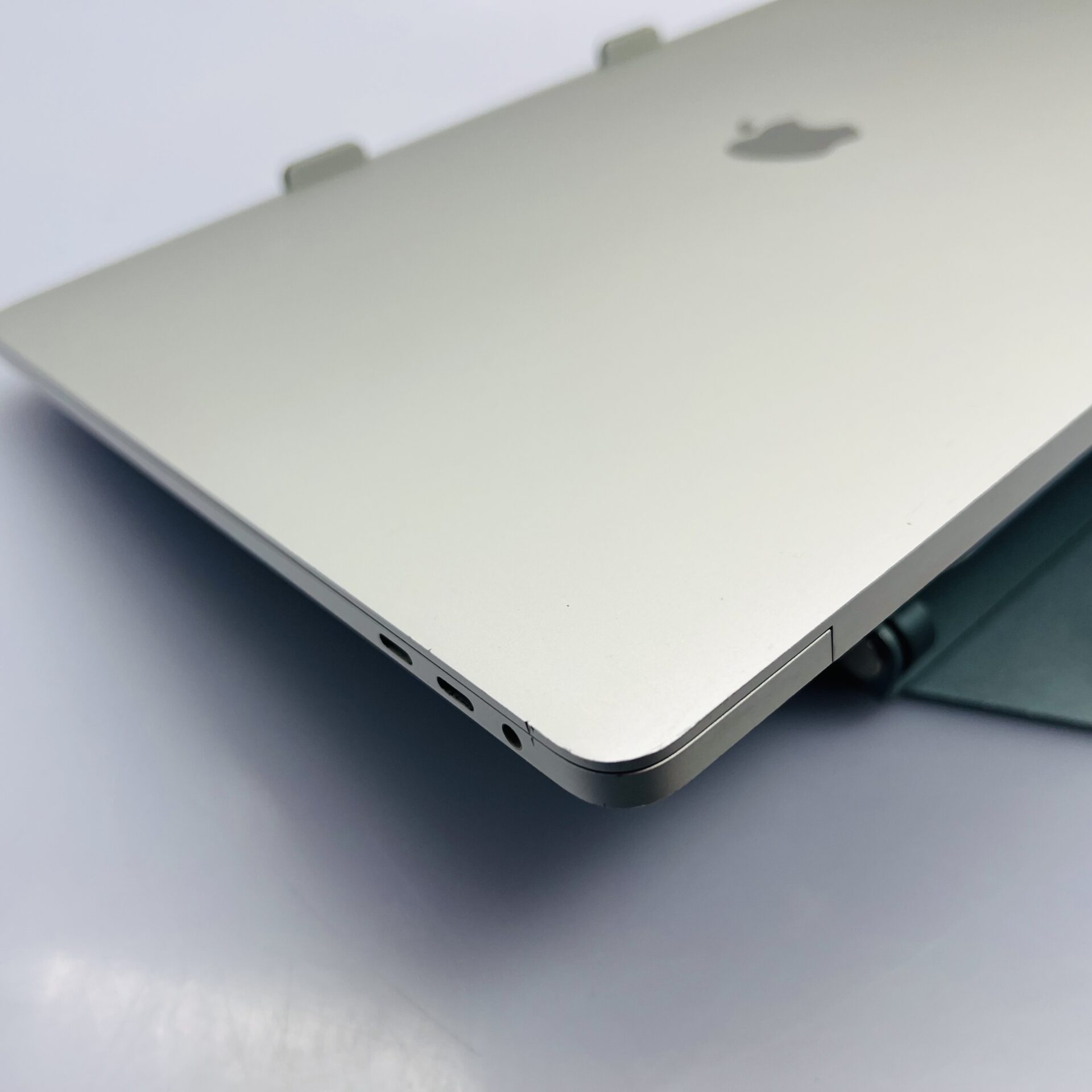 Apple MacBook Pro 16-inch “Core i9” (Touchbar/2019) 2.3GHz 16GB RAM 1TB SSD Silver - Cracked LCD (Condition: Good) - Image 9