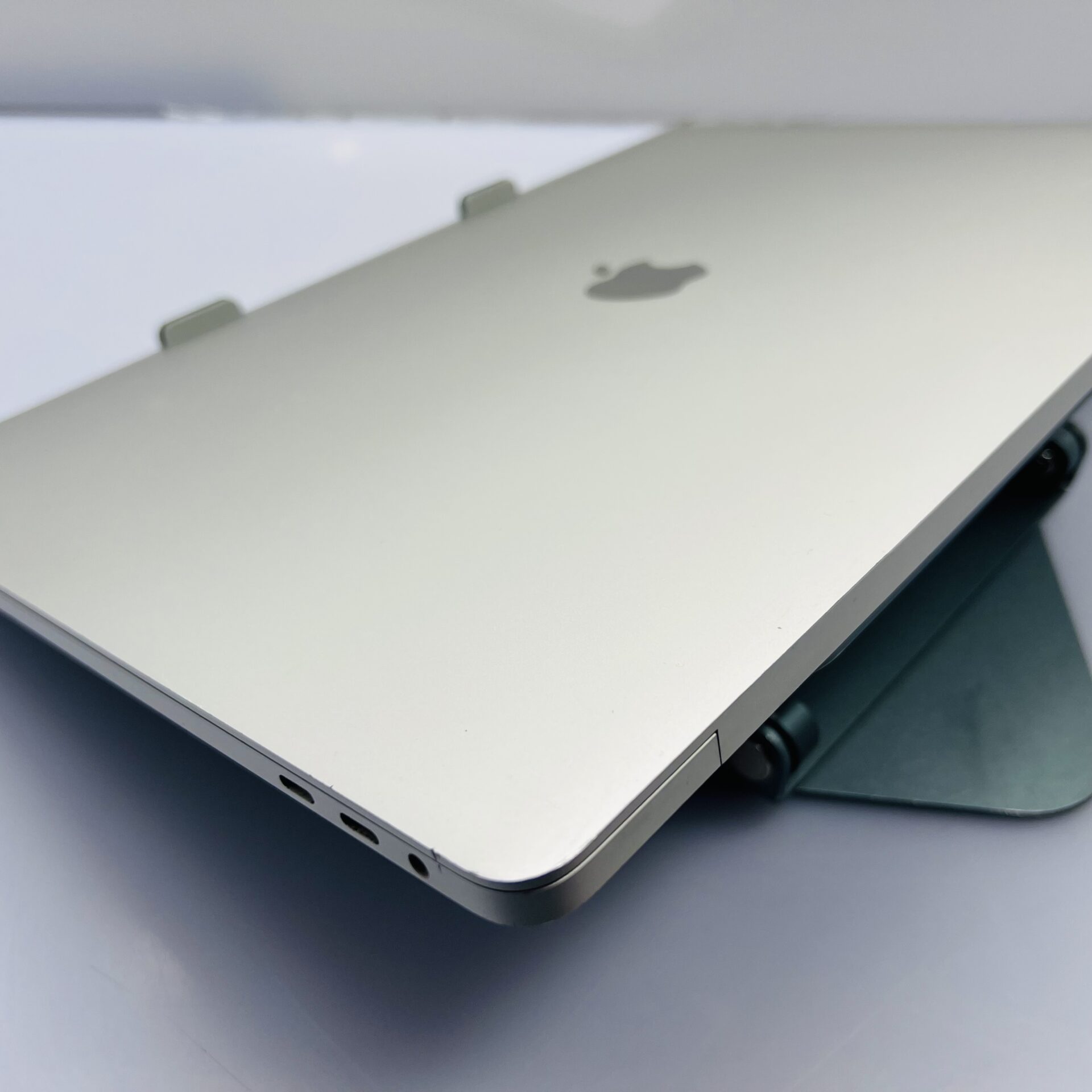 Apple MacBook Pro 16-inch “Core i9” (Touchbar/2019) 2.3GHz 16GB RAM 1TB SSD Silver - Cracked LCD (Condition: Good) - Image 7