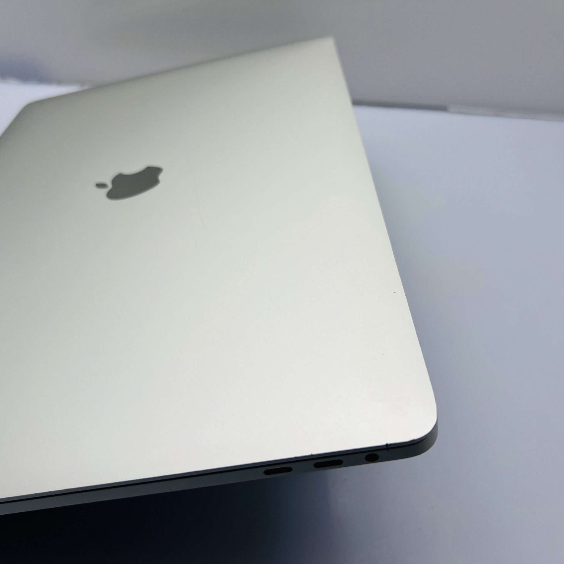 Apple MacBook Pro 16-inch “Core i9” (Touchbar/2019) 2.3GHz 16GB RAM 1TB SSD Silver - Cracked LCD (Condition: Good) - Image 8