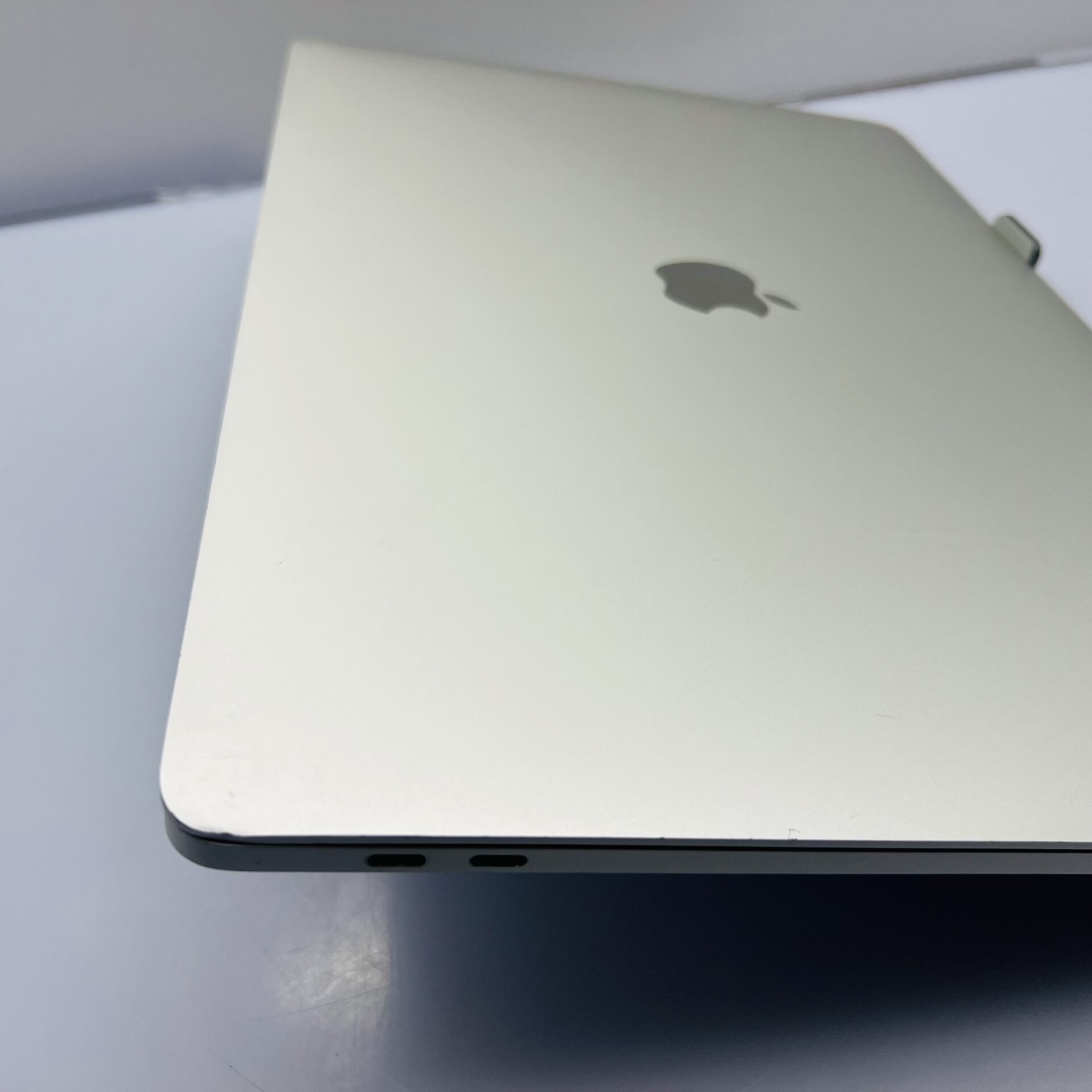 Apple MacBook Pro 16-inch “Core i9” (Touchbar/2019) 2.3GHz 16GB RAM 1TB SSD Silver - Cracked LCD (Condition: Good) - Image 11