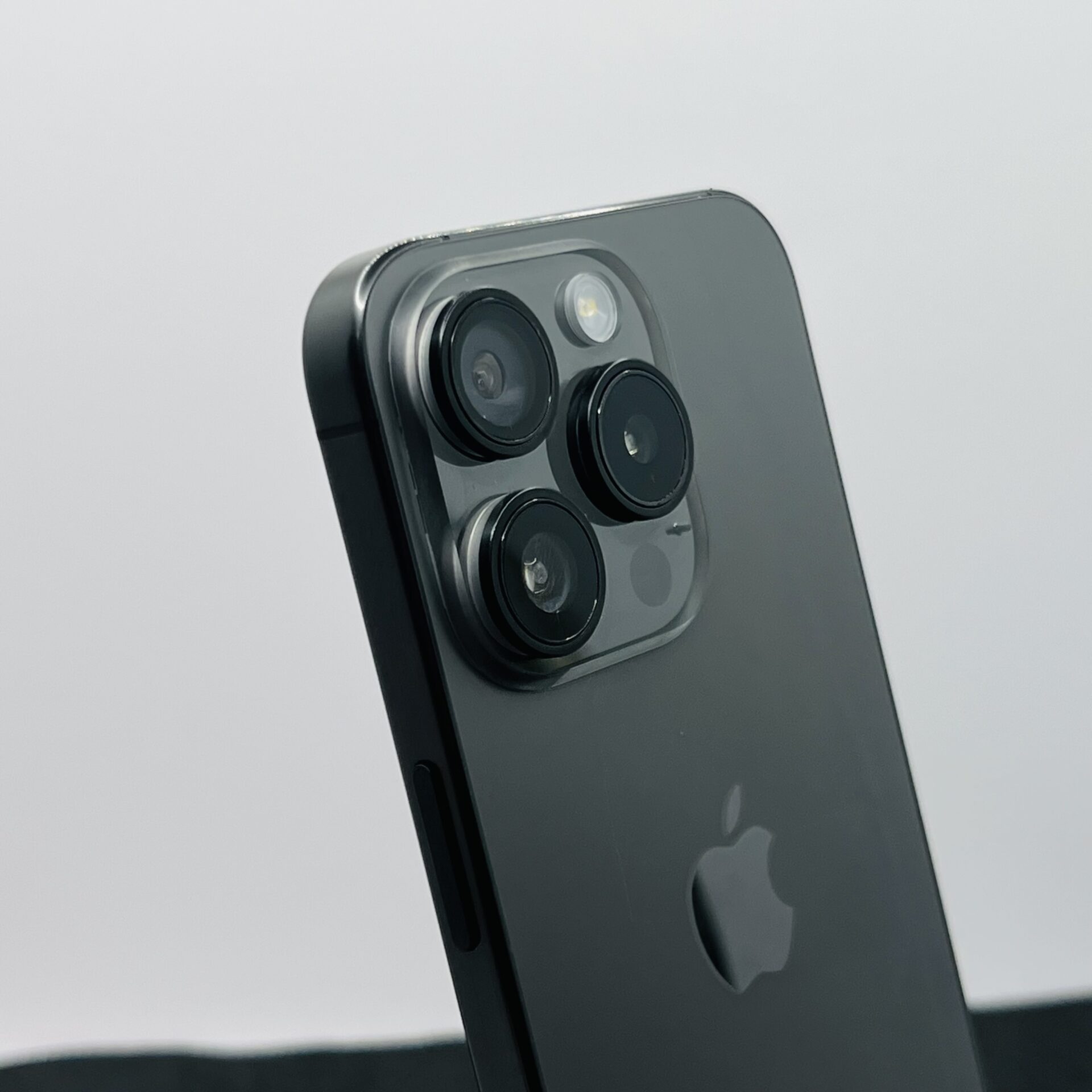 Apple iPhone 15 Pro 256GB Black Titanium (Condition: Good) - Image 11