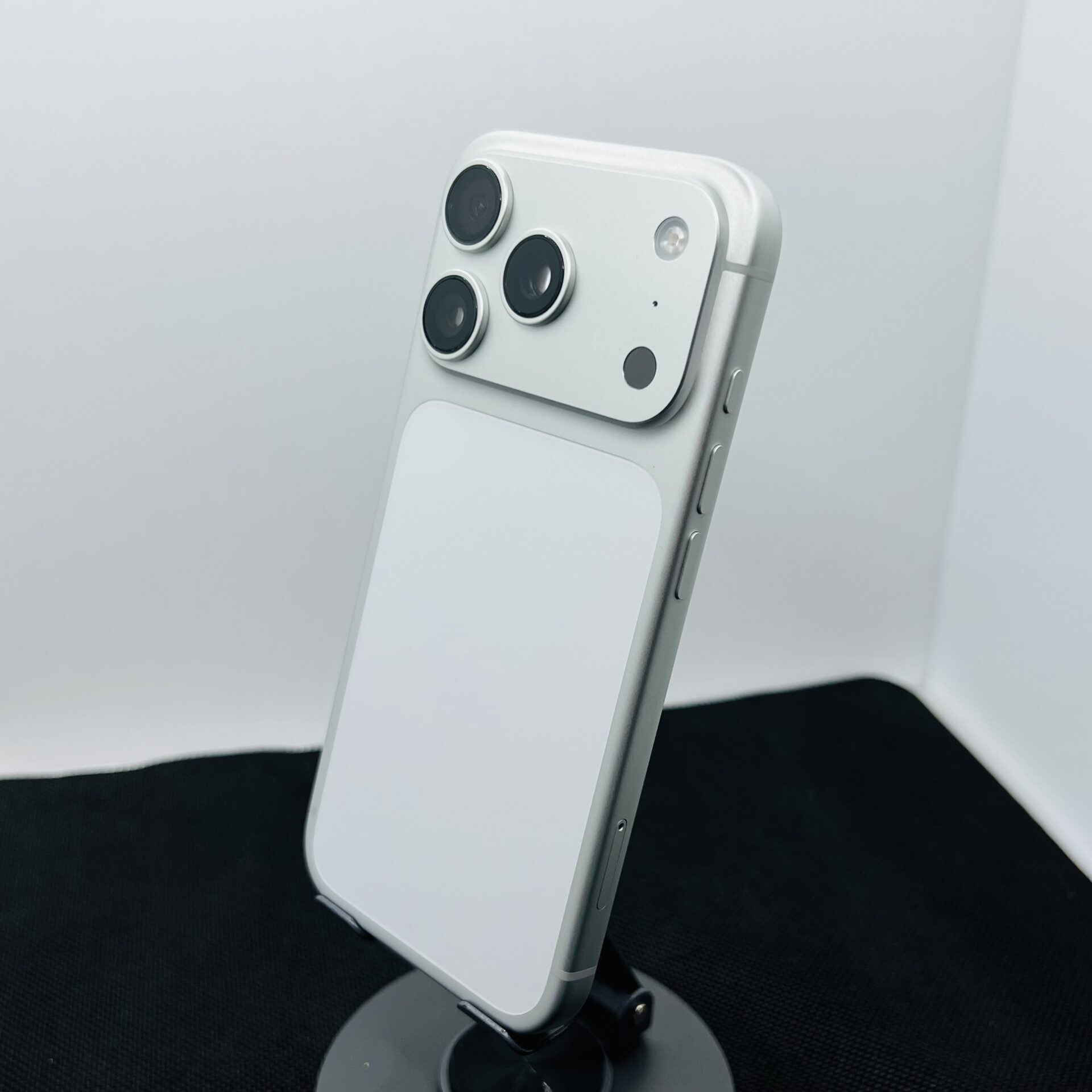 Apple iPhone 17 Pro 256GB Silver (Condition: Excellent) - Image 8
