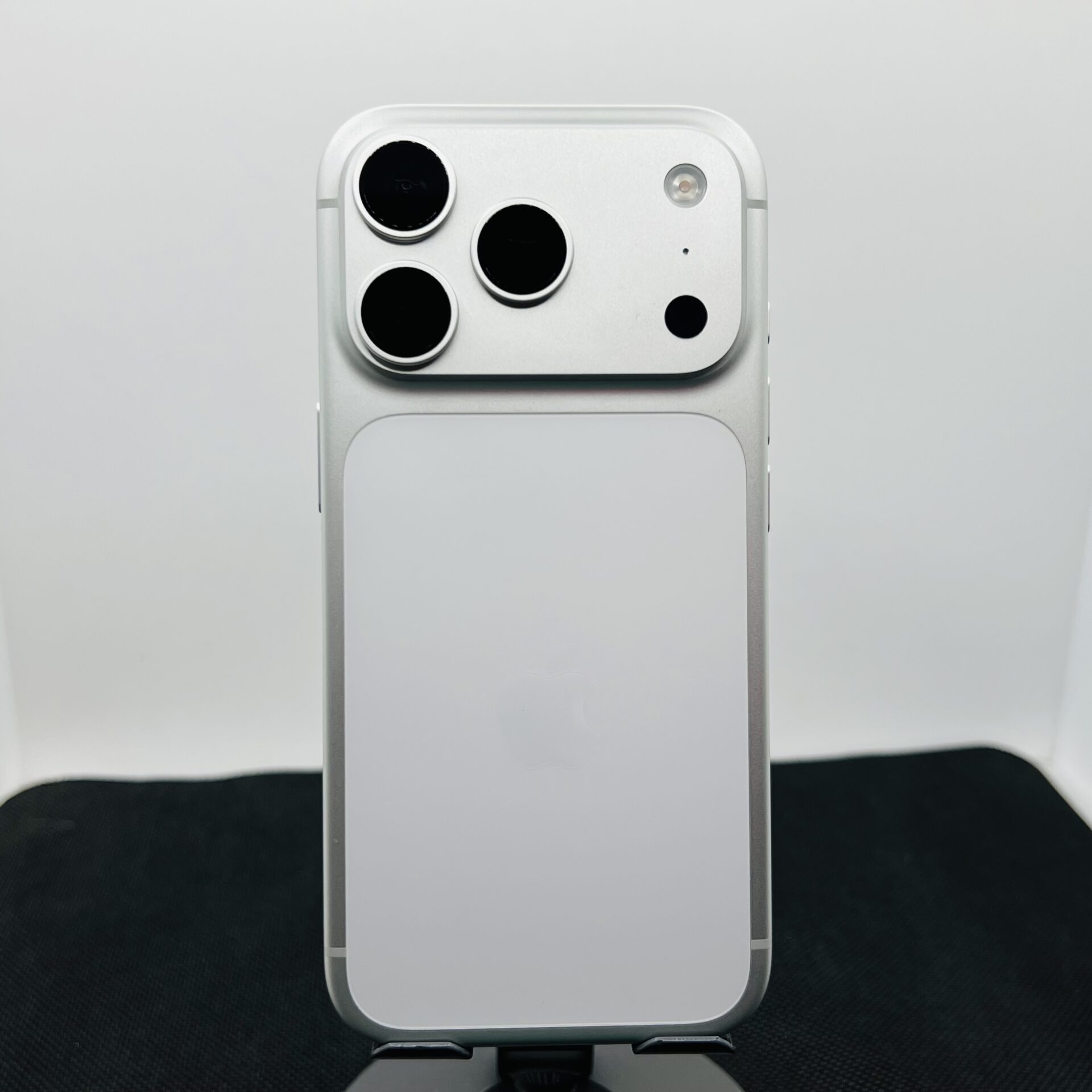 Apple iPhone 17 Pro 256GB Silver (Condition: Excellent) - Image 9
