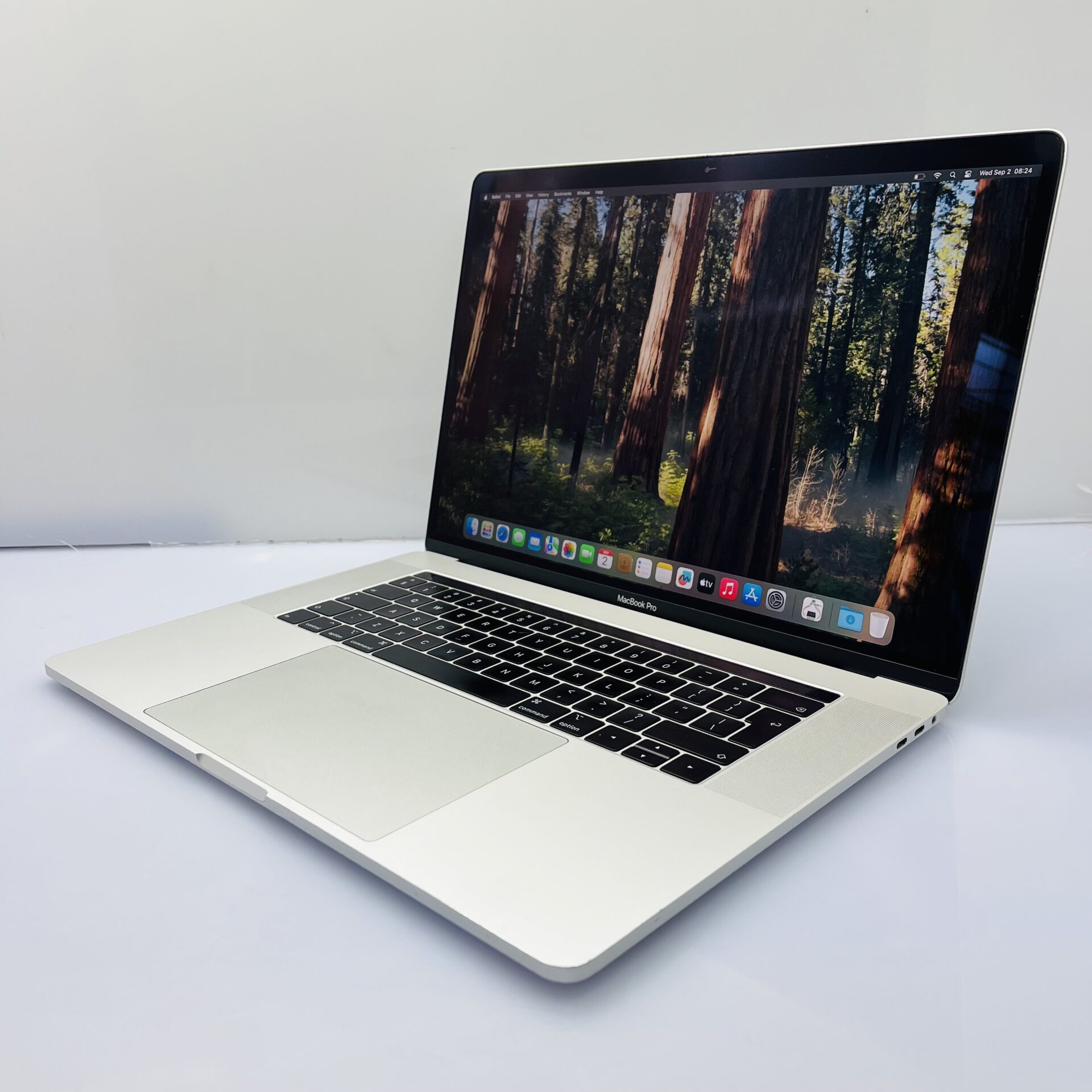 Apple MacBook Pro 15-inch "Core i9" 2.6GHz (Touch bar/2018) 16GB RAM 512GB SSD Silver (Condition: Good) - Image 3
