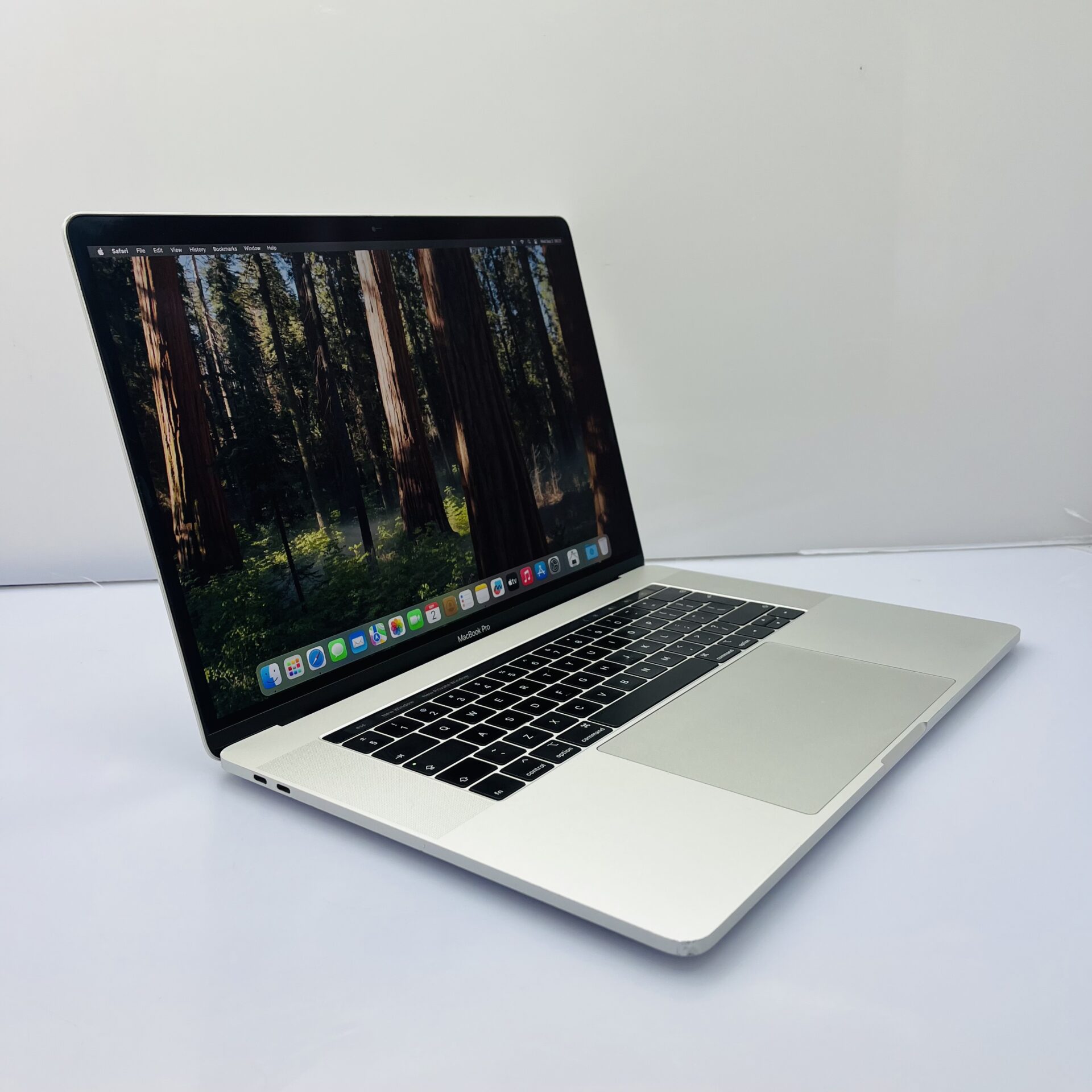 Apple MacBook Pro 15-inch "Core i9" 2.6GHz (Touch bar/2018) 16GB RAM 512GB SSD Silver (Condition: Good) - Image 4