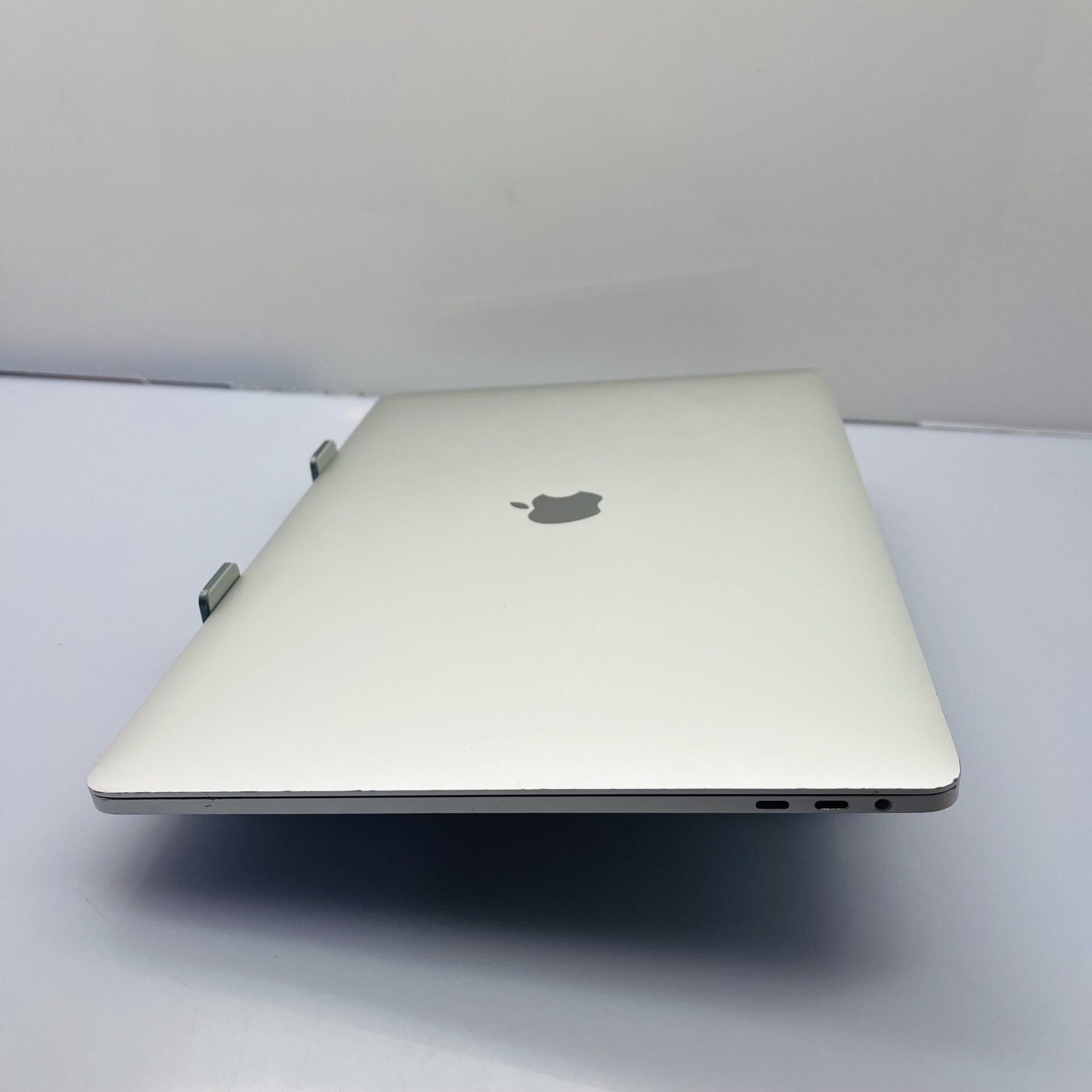 Apple MacBook Pro 15-inch "Core i9" 2.6GHz (Touch bar/2018) 16GB RAM 512GB SSD Silver (Condition: Good) - Image 6