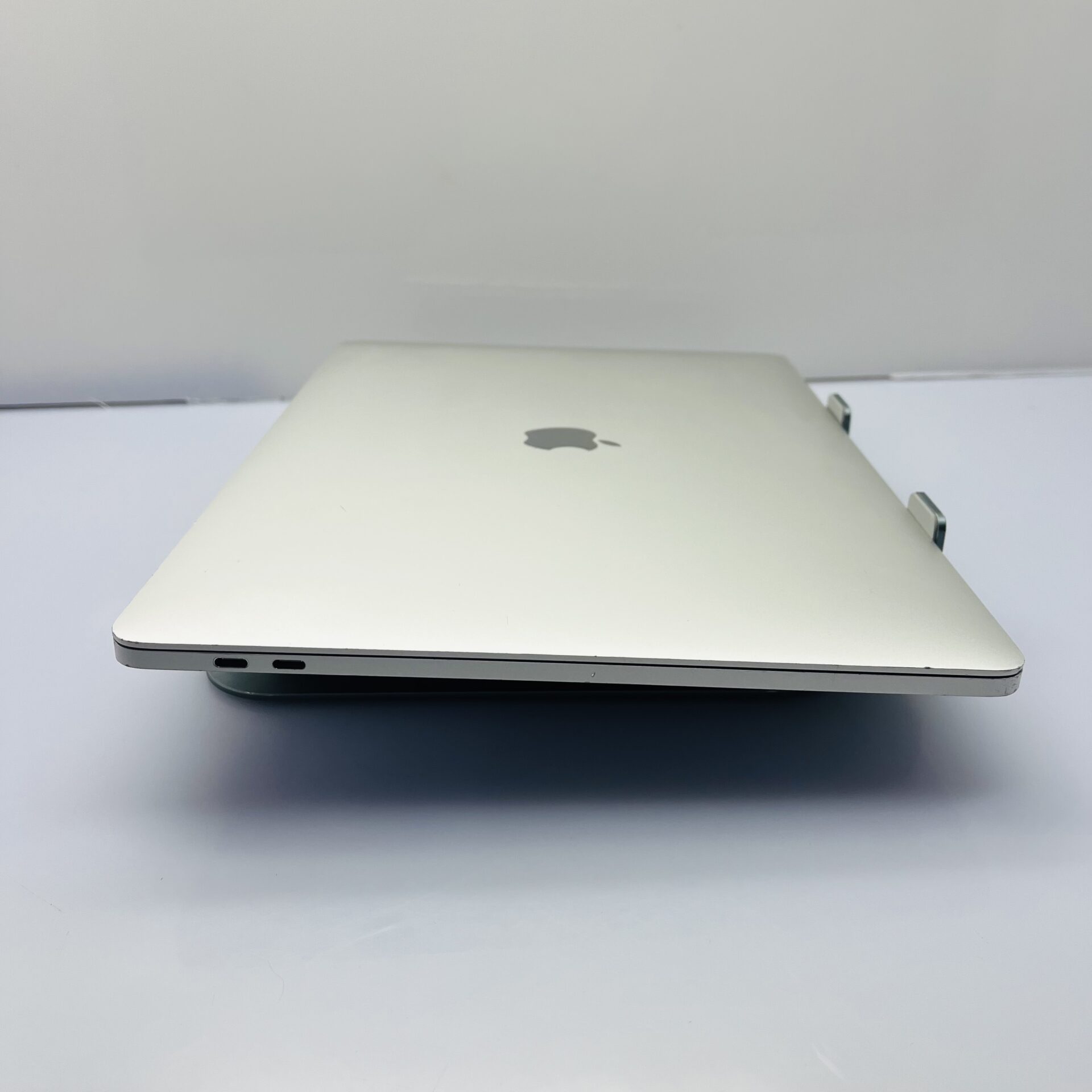 Apple MacBook Pro 15-inch "Core i9" 2.6GHz (Touch bar/2018) 16GB RAM 512GB SSD Silver (Condition: Good) - Image 7