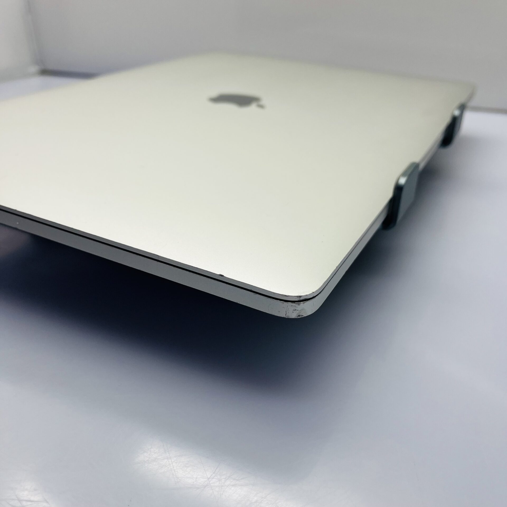Apple MacBook Pro 15-inch "Core i9" 2.6GHz (Touch bar/2018) 16GB RAM 512GB SSD Silver (Condition: Good) - Image 8