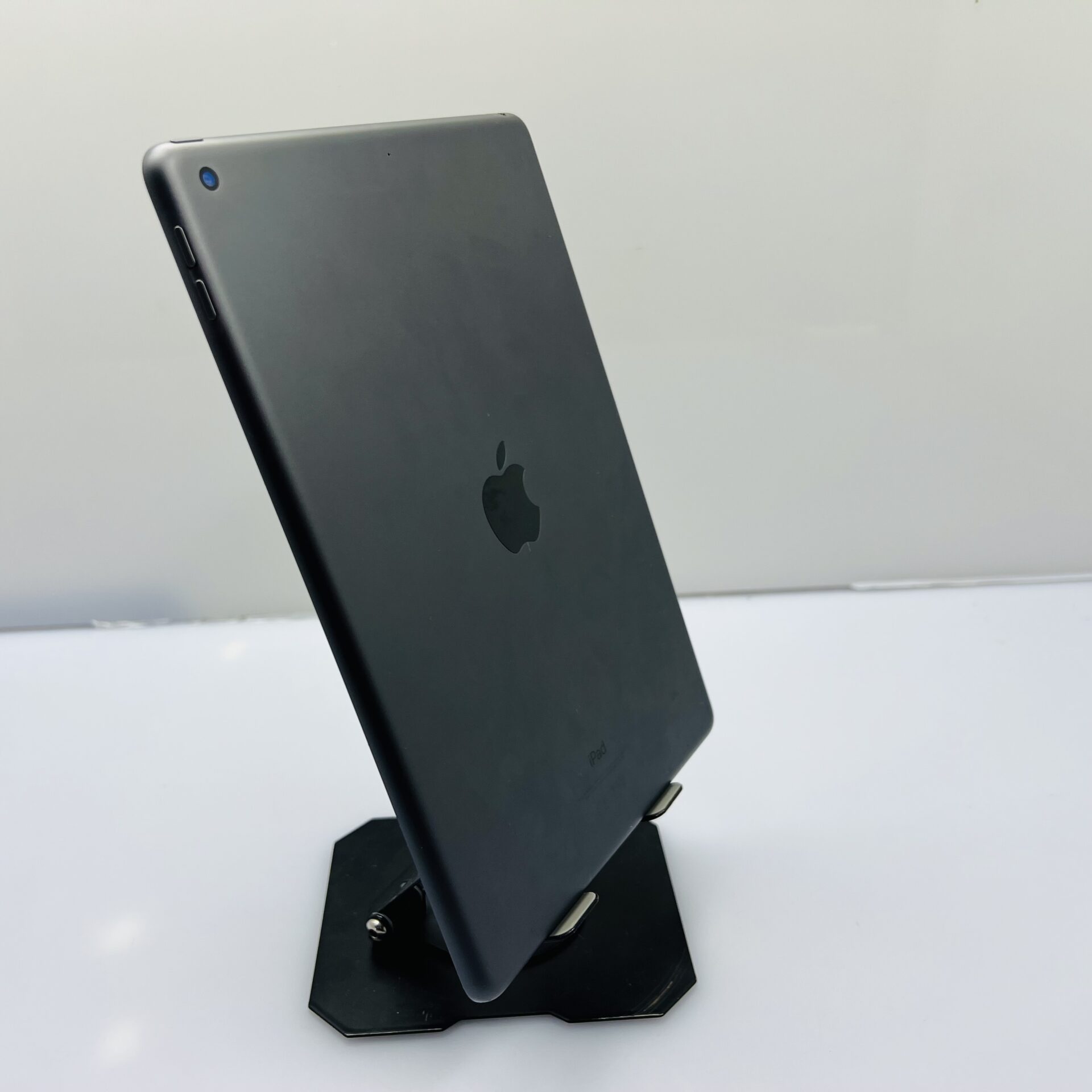 Apple iPad 10.2″ 7th Gen 32GB (WiFi Only) Space Gray (Condition: Good) - Image 9