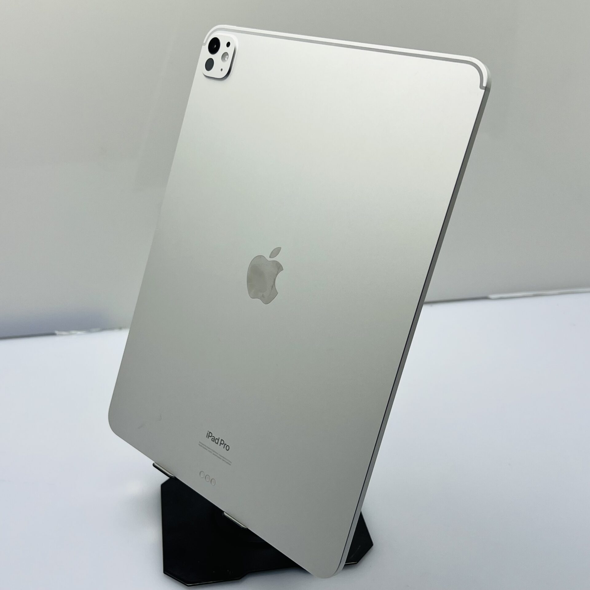 Apple iPad Pro 13" M4 (WiFi Only) 1TB Silver - Small Dead Spots (Condition: Good) - Image 8