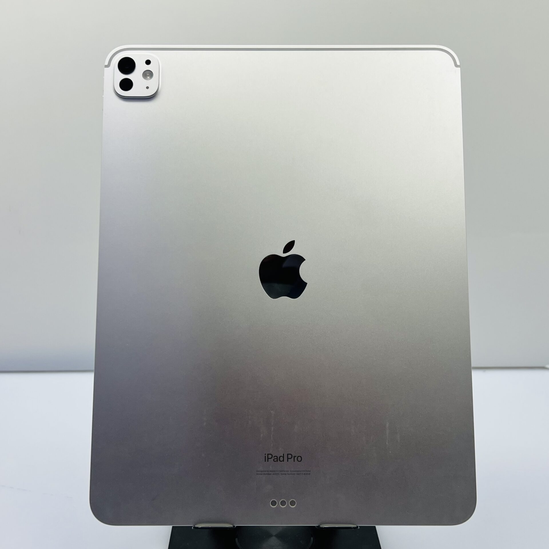 Apple iPad Pro 13" M4 (WiFi Only) 1TB Silver - Small Dead Spots (Condition: Good) - Image 9