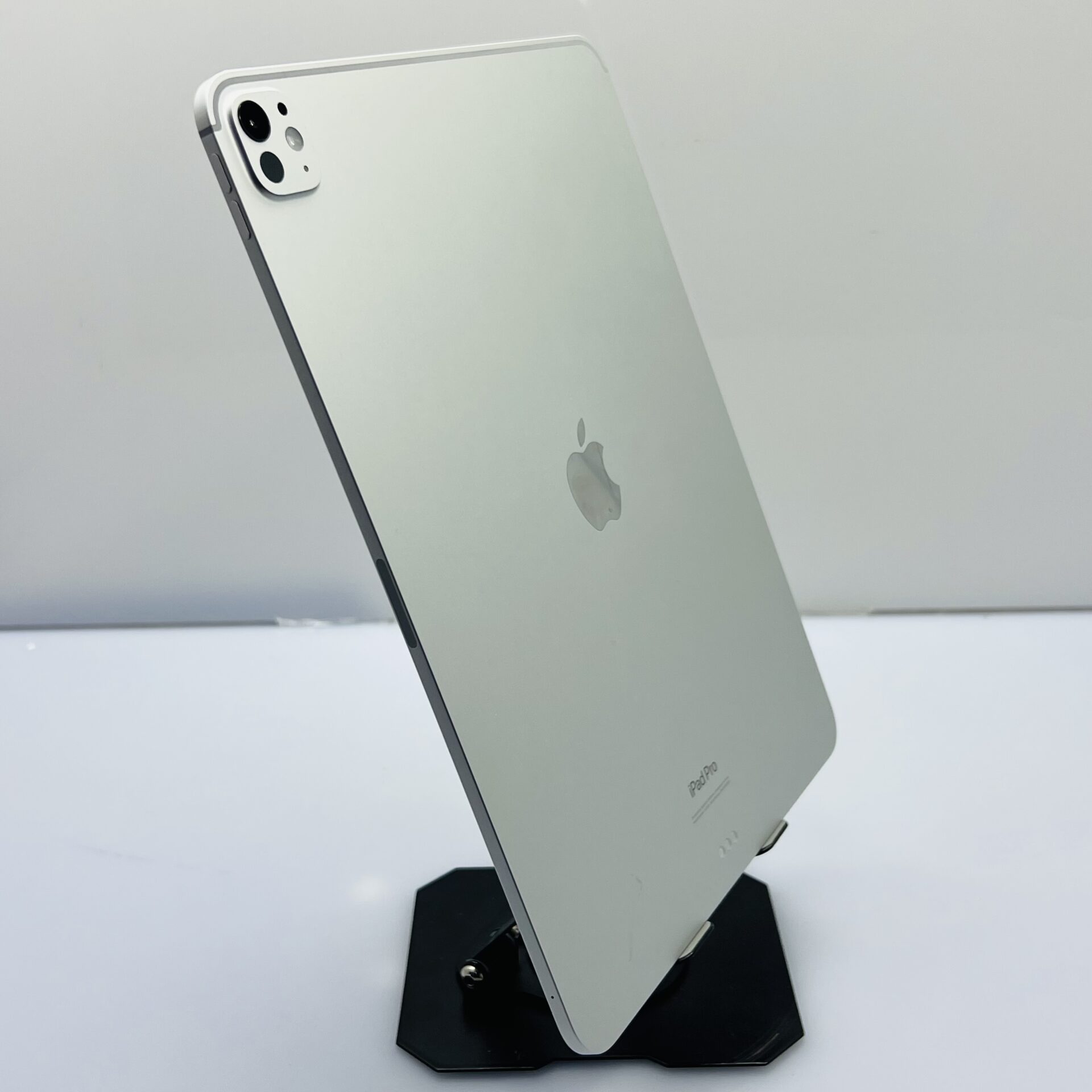 Apple iPad Pro 13" M4 (WiFi Only) 1TB Silver - Small Dead Spots (Condition: Good) - Image 10