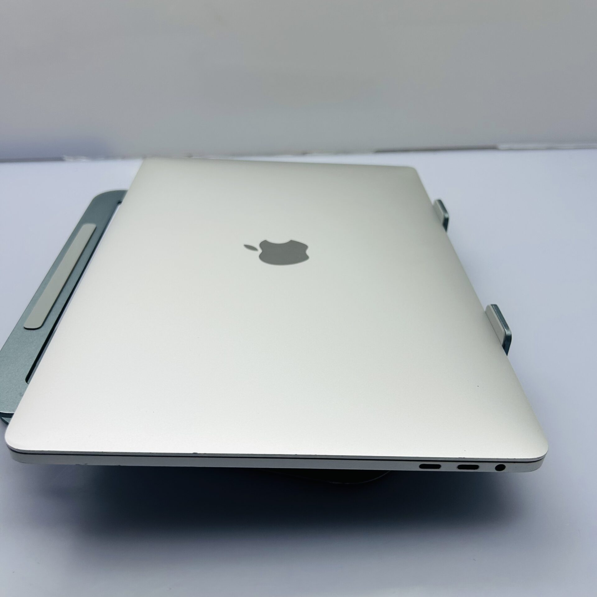 Apple MacBook Pro 13-inch "Core i5" 2.0GHz (2020/Touchbar) 16GB RAM 1TB SSD Silver (Condition: Good) - Image 7