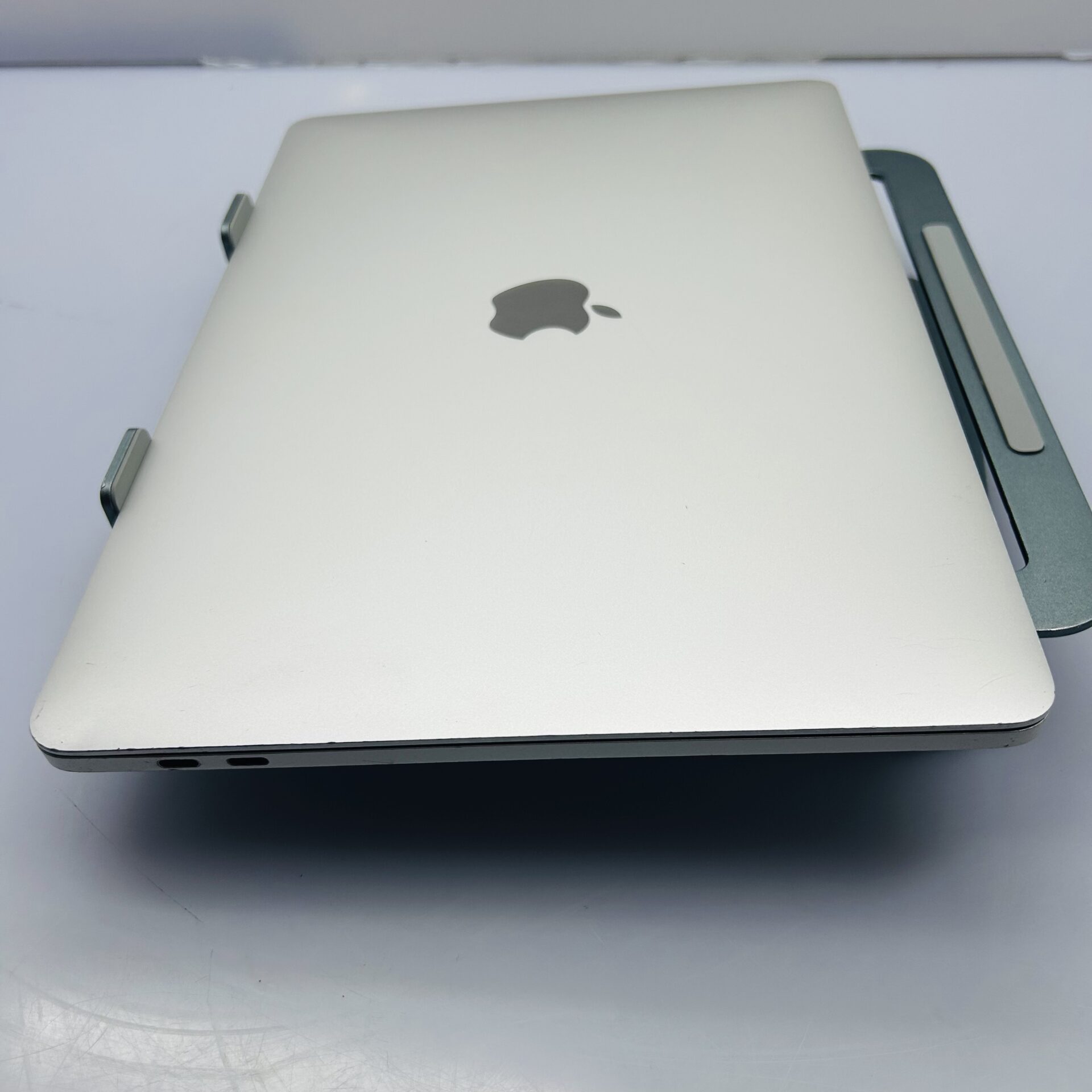 Apple MacBook Pro 13-inch "Core i5" 2.0GHz (2020/Touchbar) 16GB RAM 1TB SSD Silver (Condition: Good) - Image 8