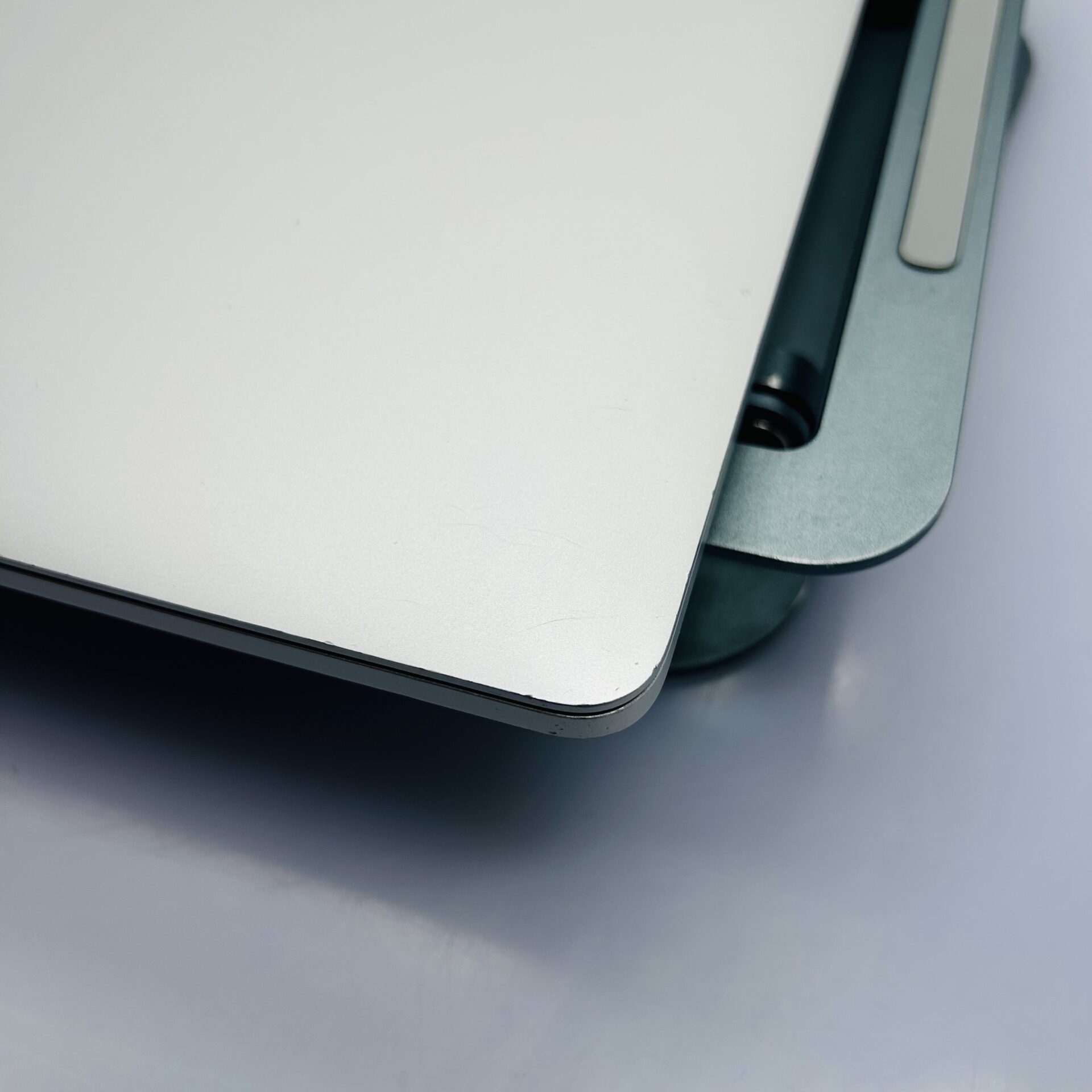 Apple MacBook Pro 13-inch "Core i5" 2.0GHz (2020/Touchbar) 16GB RAM 1TB SSD Silver (Condition: Good) - Image 10