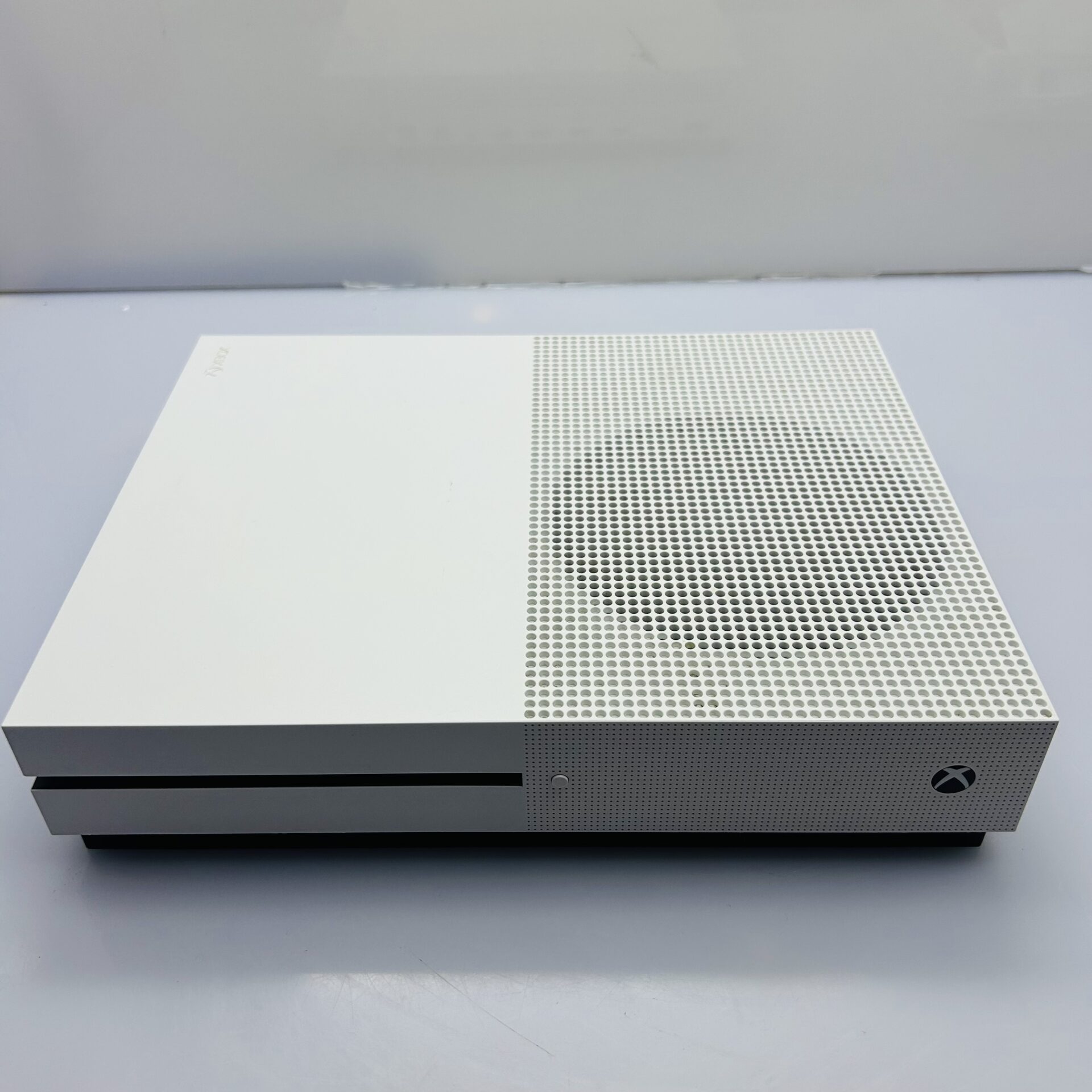 Microsoft Xbox One S 1TB White + HDMI Cable + Power Cable + 2 Games (Condition: Good) - Image 2