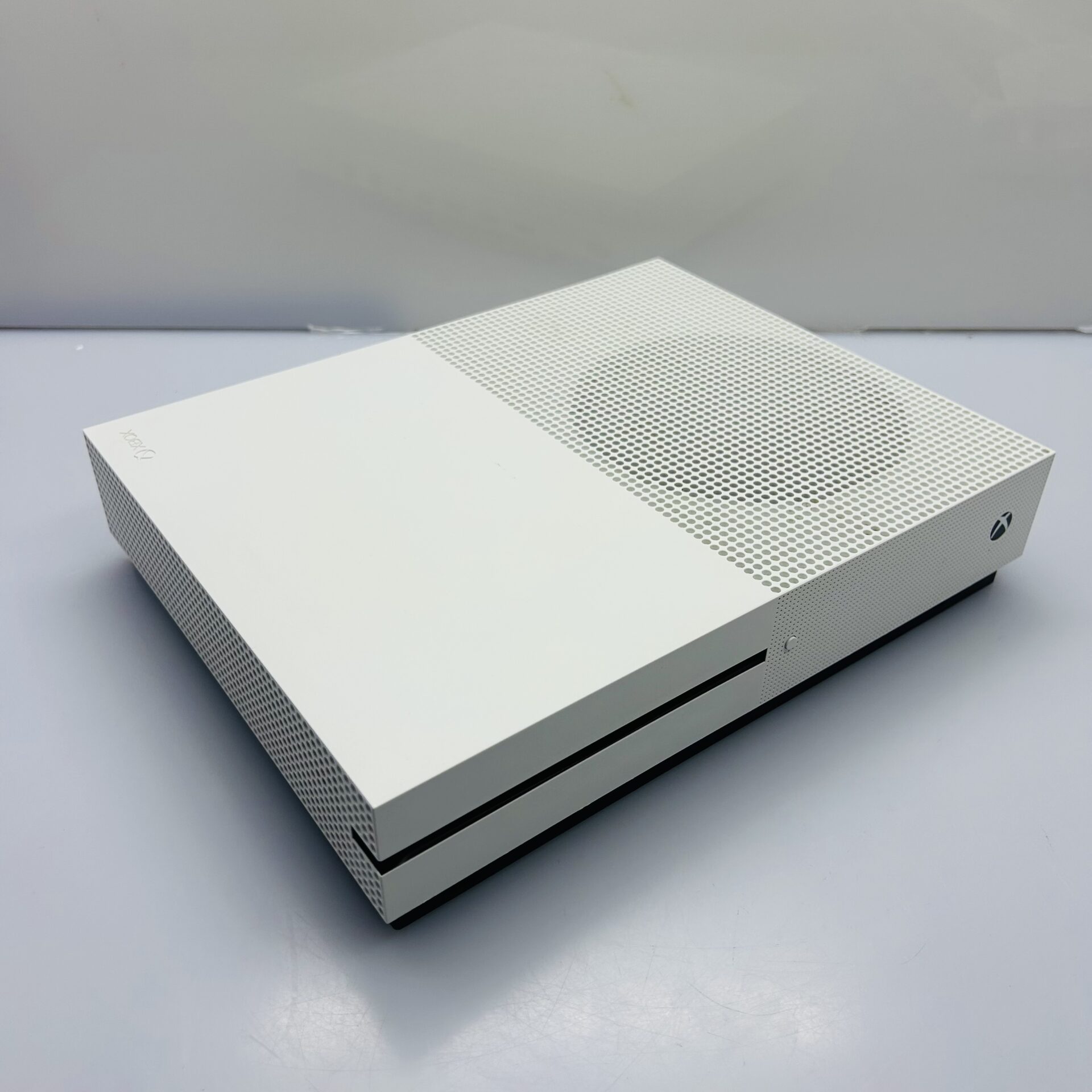 Microsoft Xbox One S 1TB White + HDMI Cable + Power Cable + 2 Games (Condition: Good) - Image 3