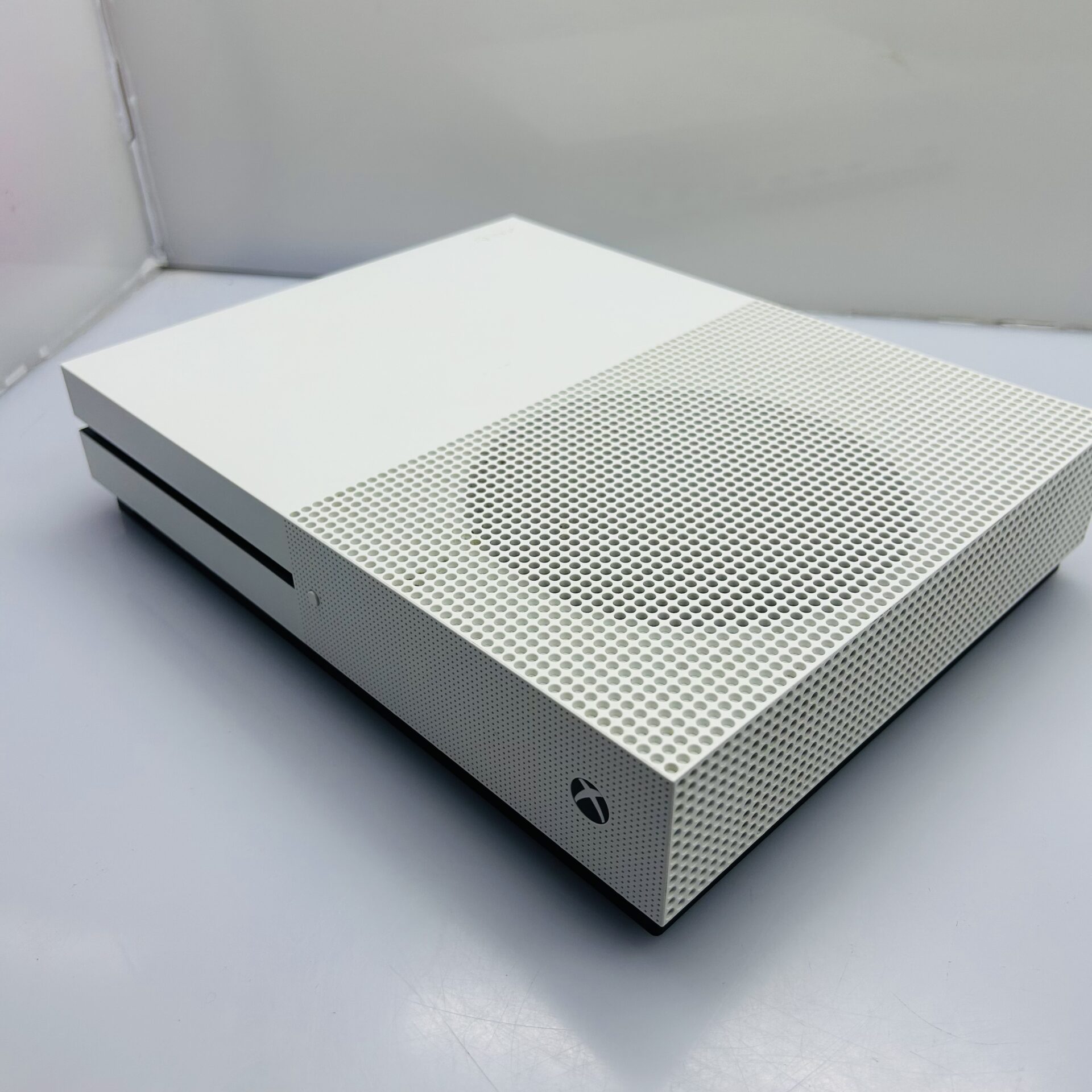 Microsoft Xbox One S 1TB White + HDMI Cable + Power Cable + 2 Games (Condition: Good) - Image 4