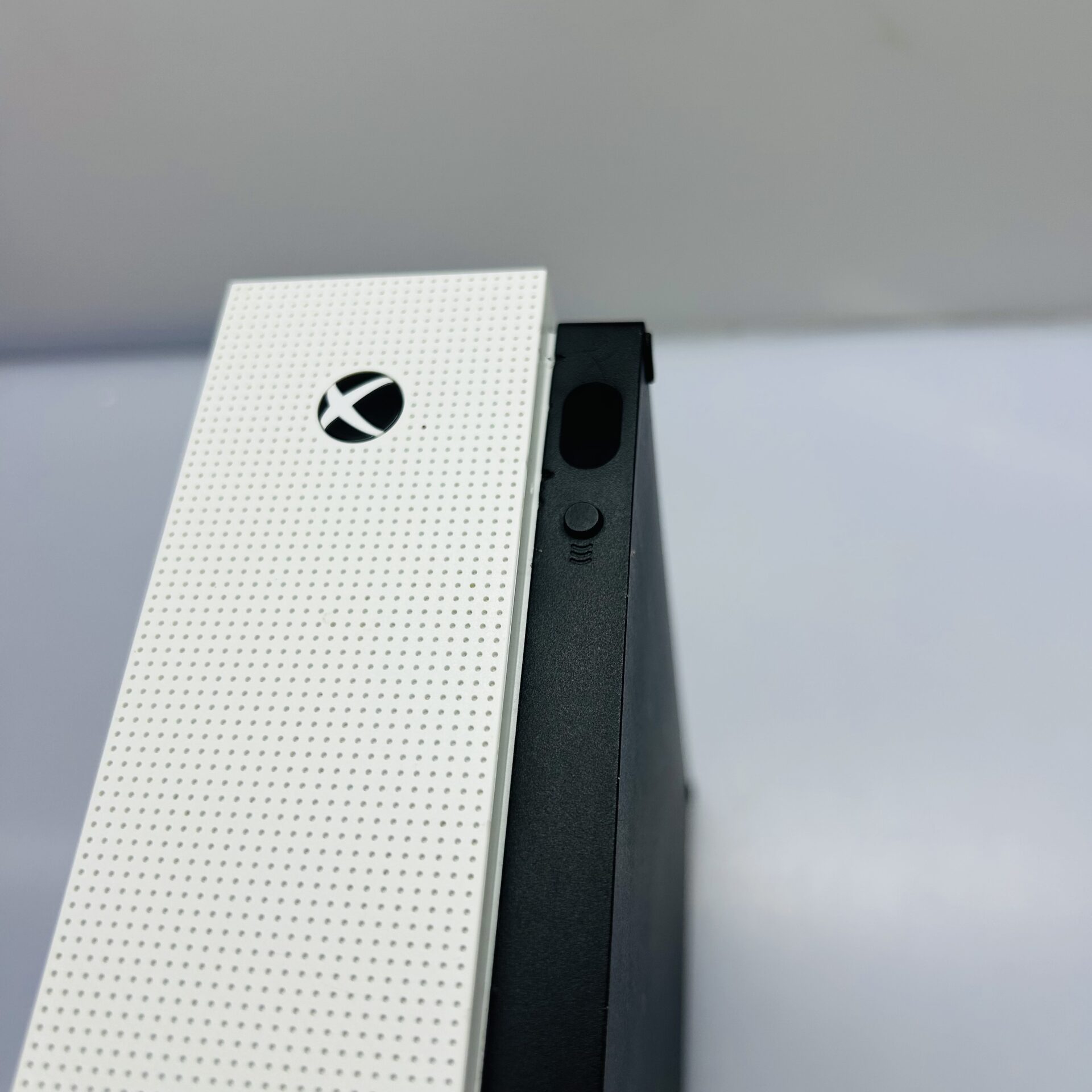 Microsoft Xbox One S 1TB White + HDMI Cable + Power Cable + 2 Games (Condition: Good) - Image 10
