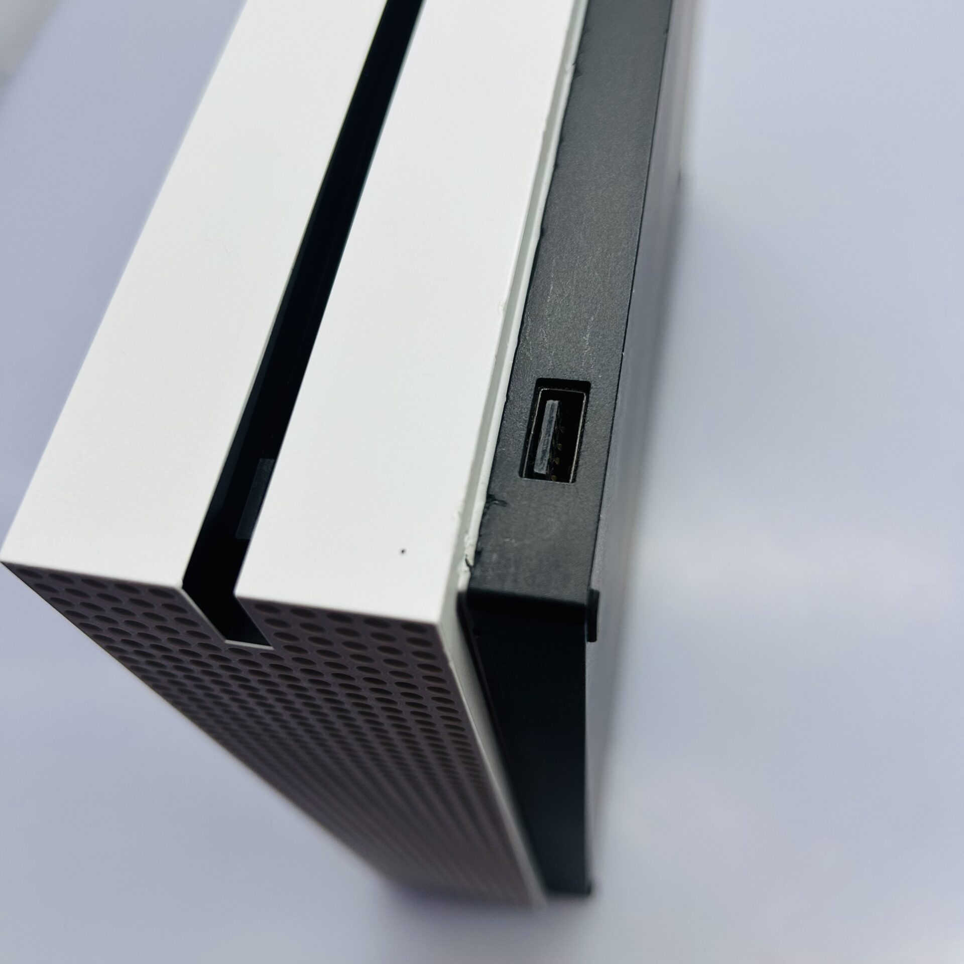 Microsoft Xbox One S 1TB White + HDMI Cable + Power Cable + 2 Games (Condition: Good) - Image 11