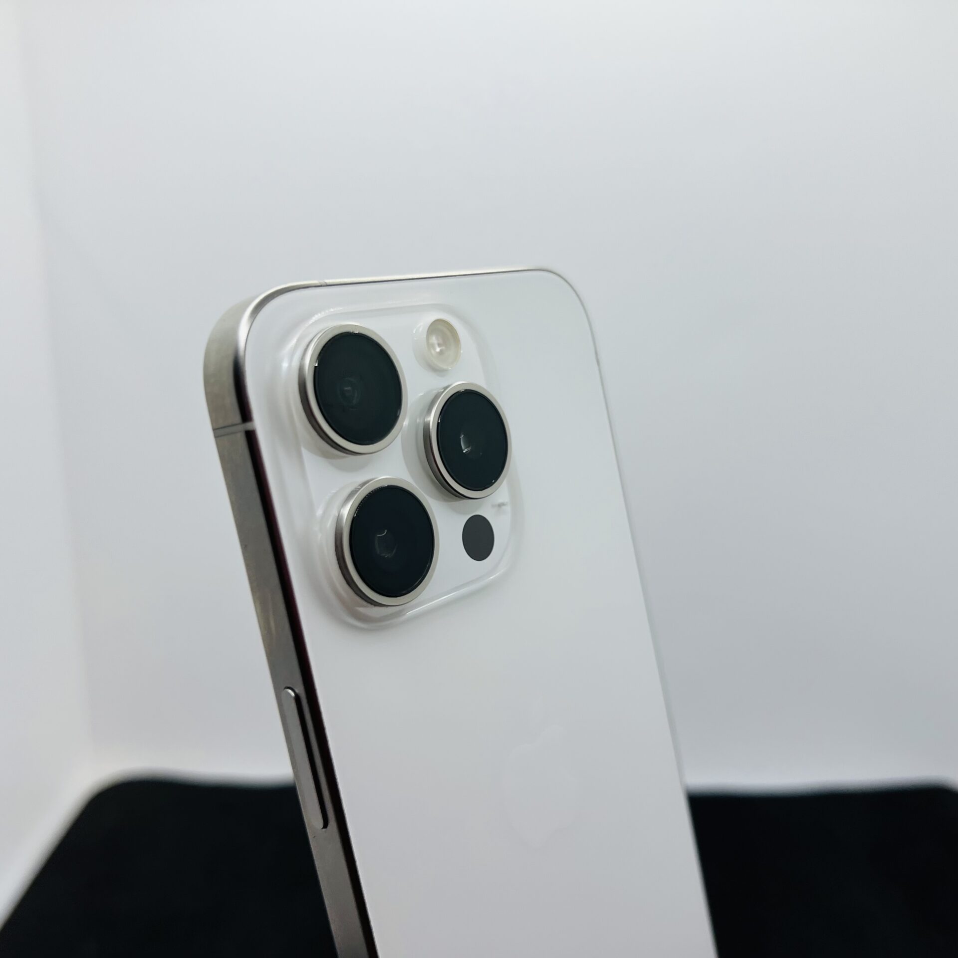Apple iPhone 15 Pro 128GB White Titanium (Condition: Good) - Image 10