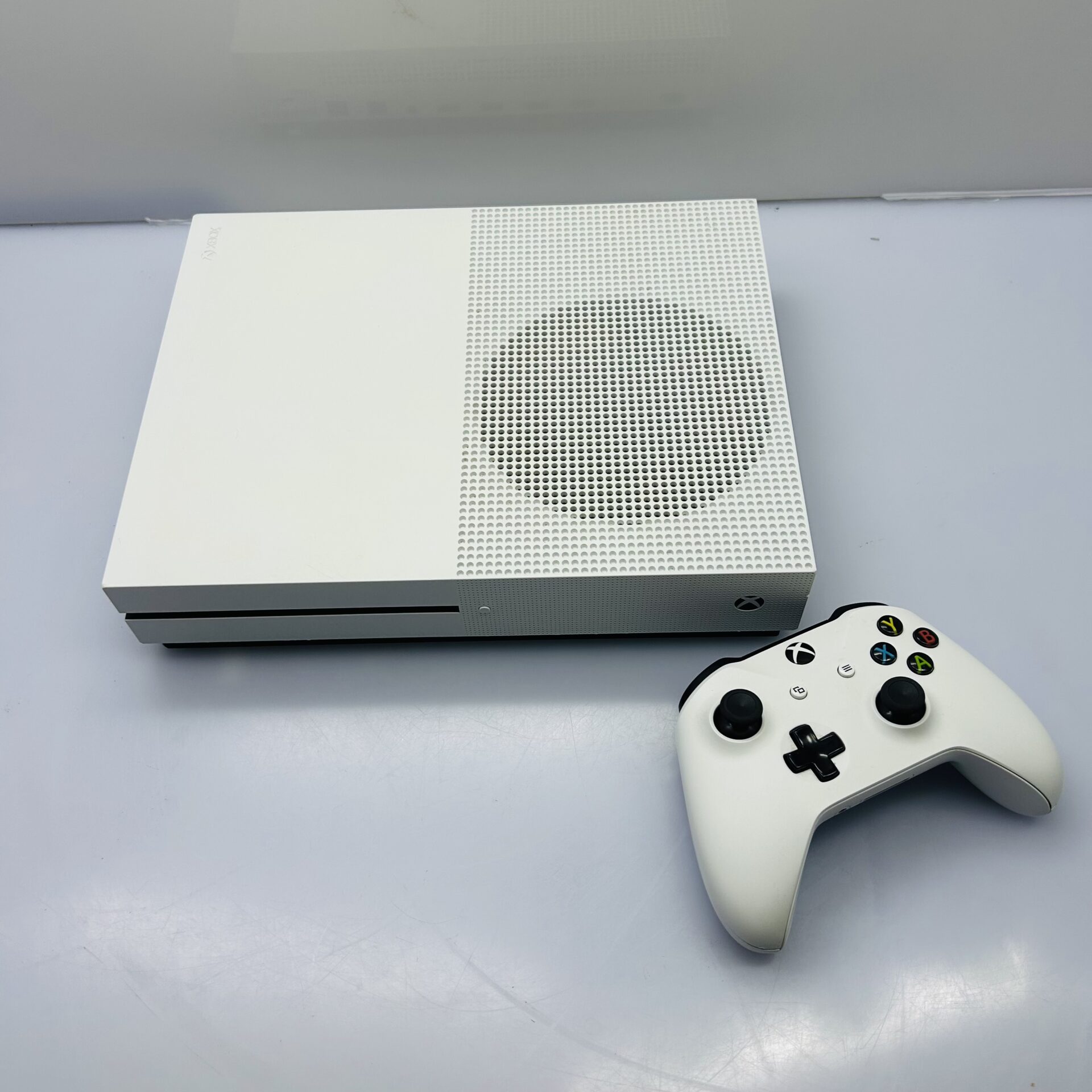Microsoft Xbox One S 1TB White + 1 Power cable + HDMI cable + 1x Xbox controller + 3x Xbox One Games (Condition: Good) - Image 2