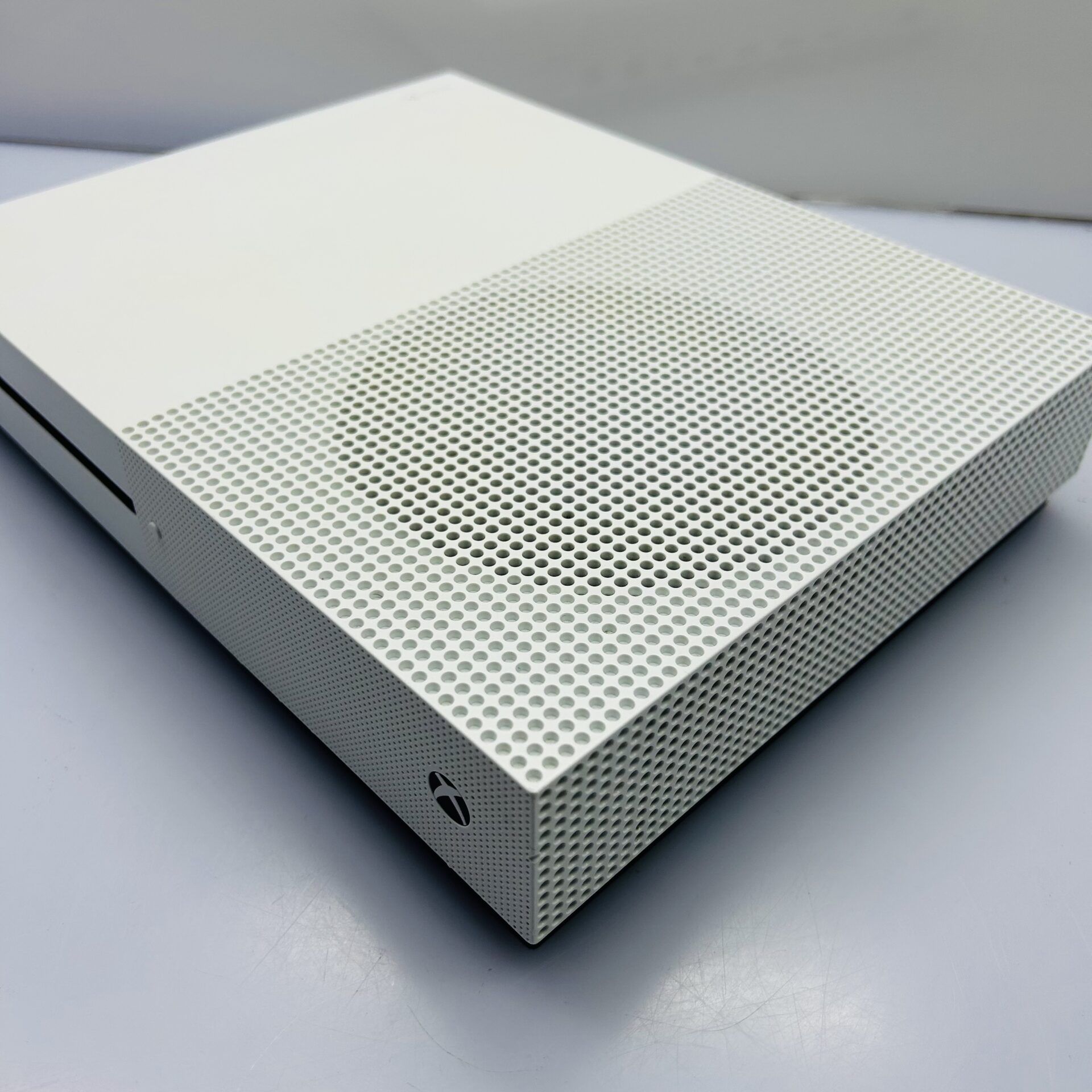 Microsoft Xbox One S 1TB White + 1 Power cable + HDMI cable + 1x Xbox controller + 3x Xbox One Games (Condition: Good) - Image 3